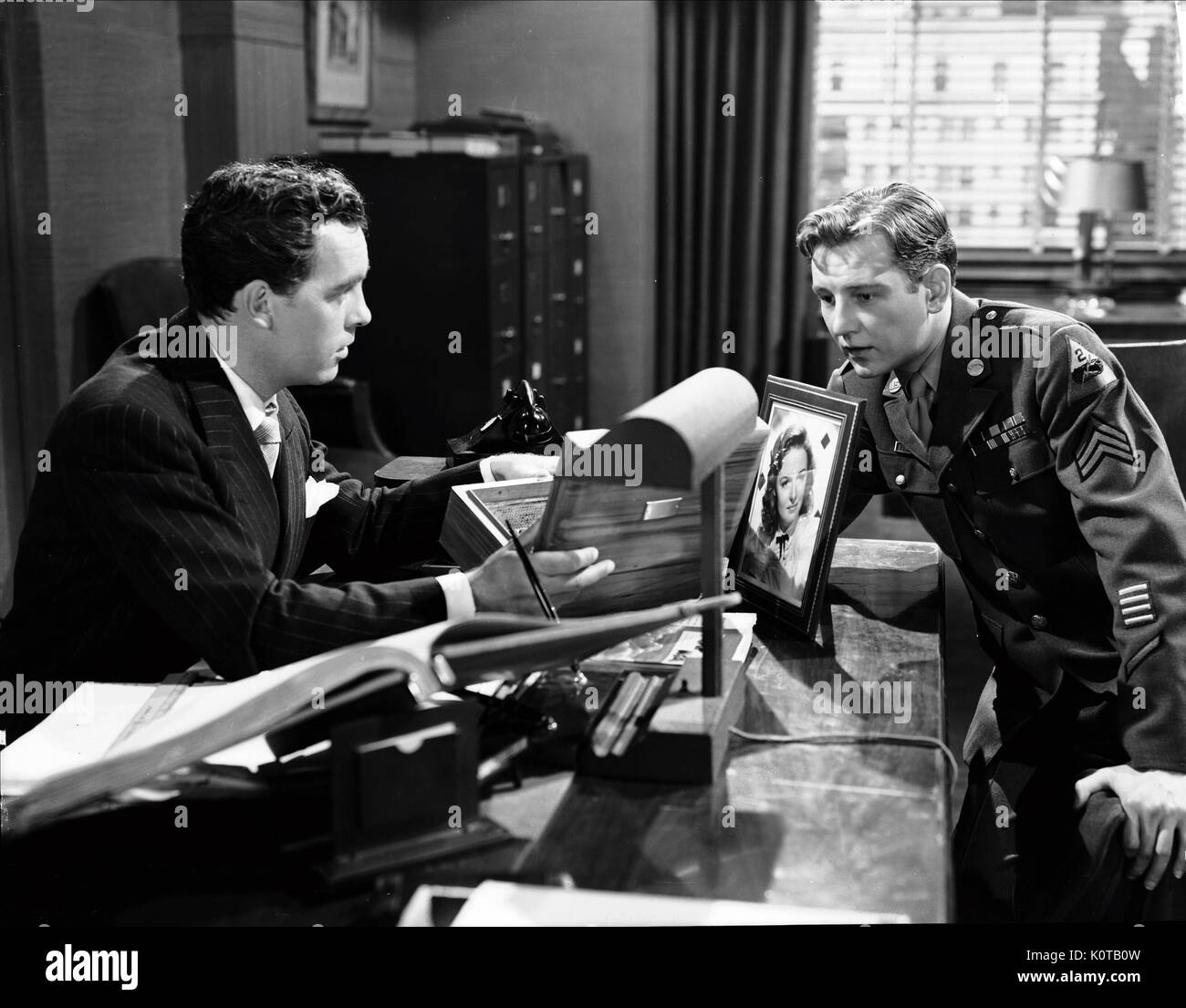 TOM DRAKE IN UNIFORM GLÄUBIGEN IN MEINE MODE (1946) Stockfoto