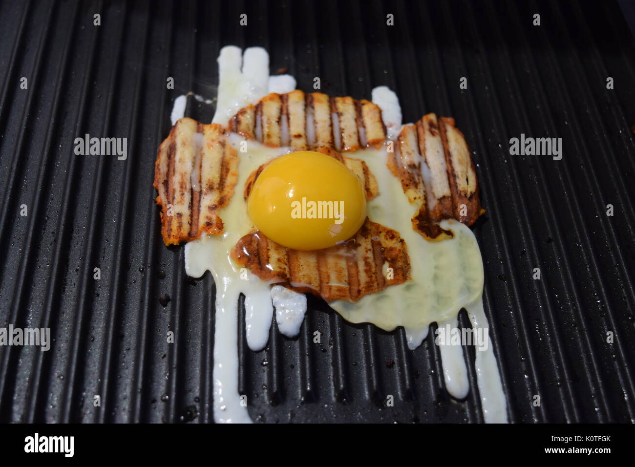 Smoky Bacon auf einem Grill mit Ei Stockfotografie - Alamy