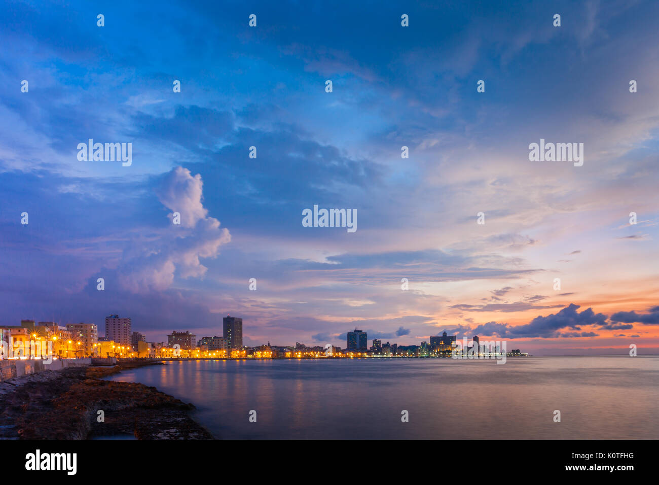 Dämmerung am Malecon, der berühmten Promenade von Havanna, Havanna, Kuba Stockfoto