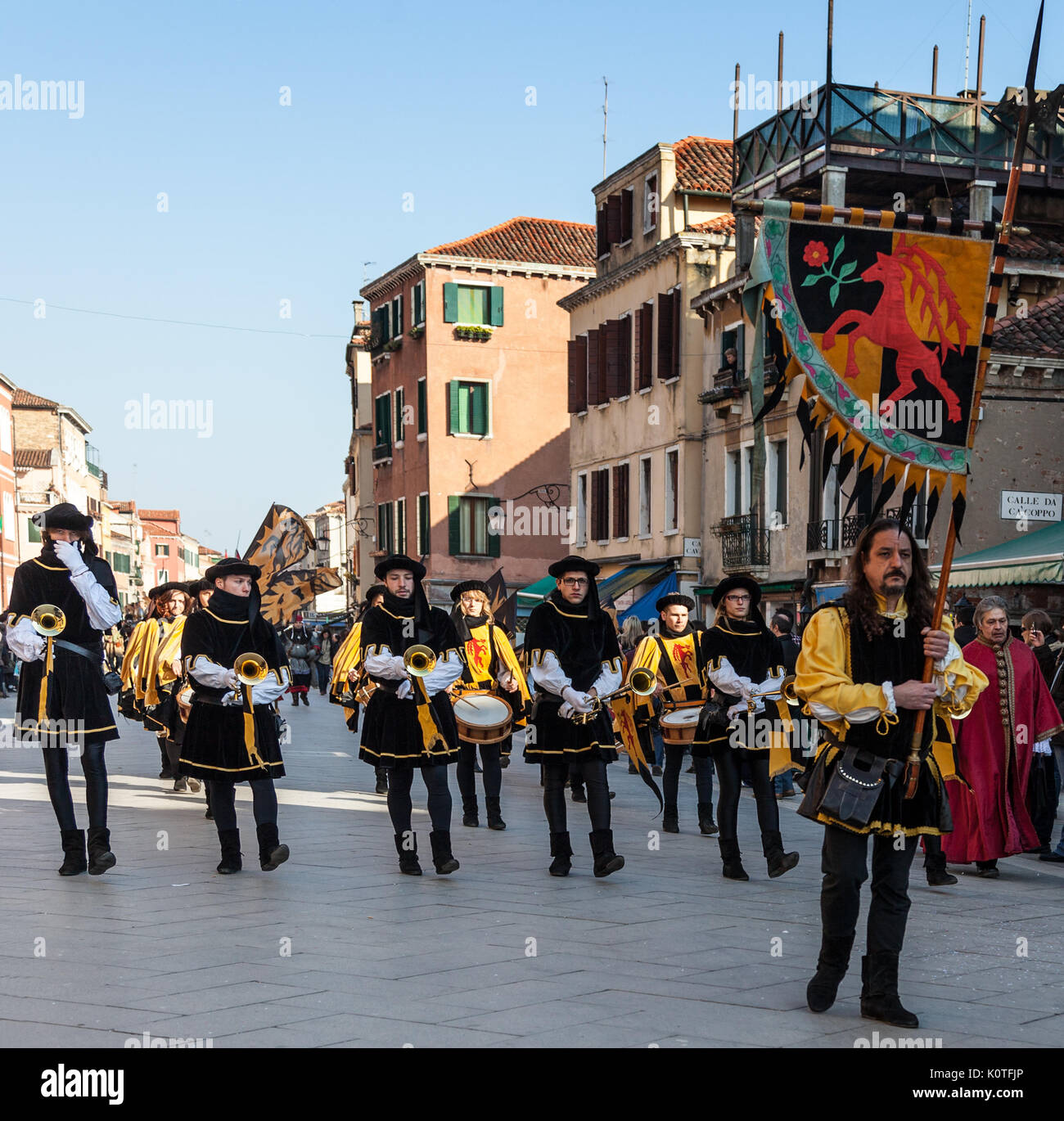 Venedig, Italien, 26. Februar 2011: Parade der traditionellen mittelalterlichen Straße Orchester Marching in einer Parade der Kostüme beim Karneval in Venedig Tage. Stockfoto
