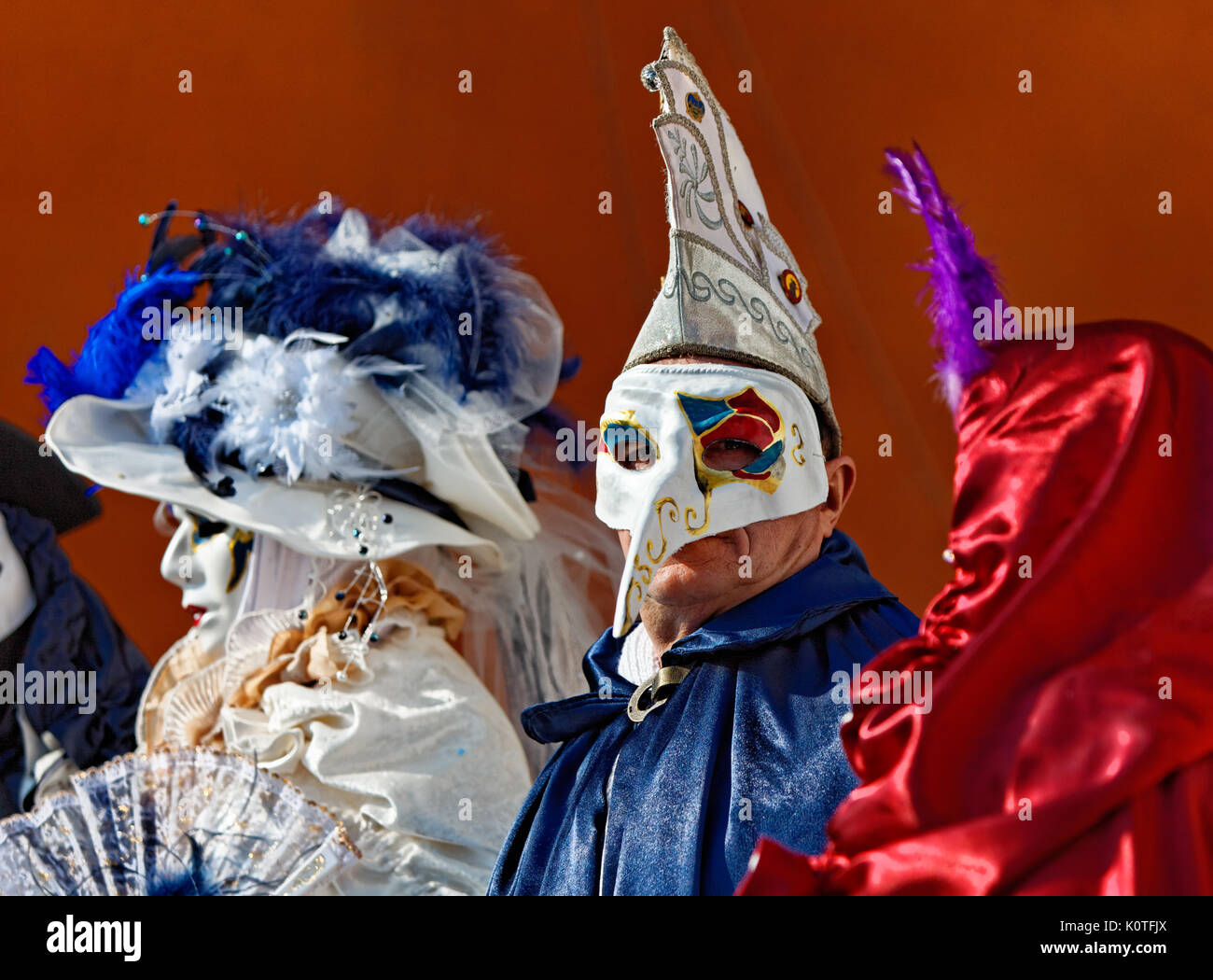 Venedig, Italien, 26. Februar 2011: Drei Leute im Venezianischen verkleidet Während der Karneval von Venedig. Selektiver Fokus auf die lange Nase Masken in der Mitte. Stockfoto