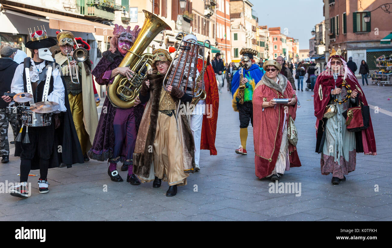 Venedig, Italy-Ferburary 26 Th, 2011: lustige Orchester Marching und Gesang in den Straßen von Venedig während des Karnevals. Stockfoto