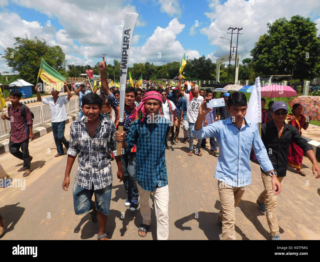 Die IPFT (Indigene Volksfront von Tripura) Unterstützer sind zu Fuß in einer Kundgebung anlässlich des 9-jährigen Jubiläum von Tipraland Staatlichkeit Nachfrage Tag-2017 an Khumlung am Stadtrand von Agartala. (Foto durch Abhisek Saha/Pacific Press) Stockfoto