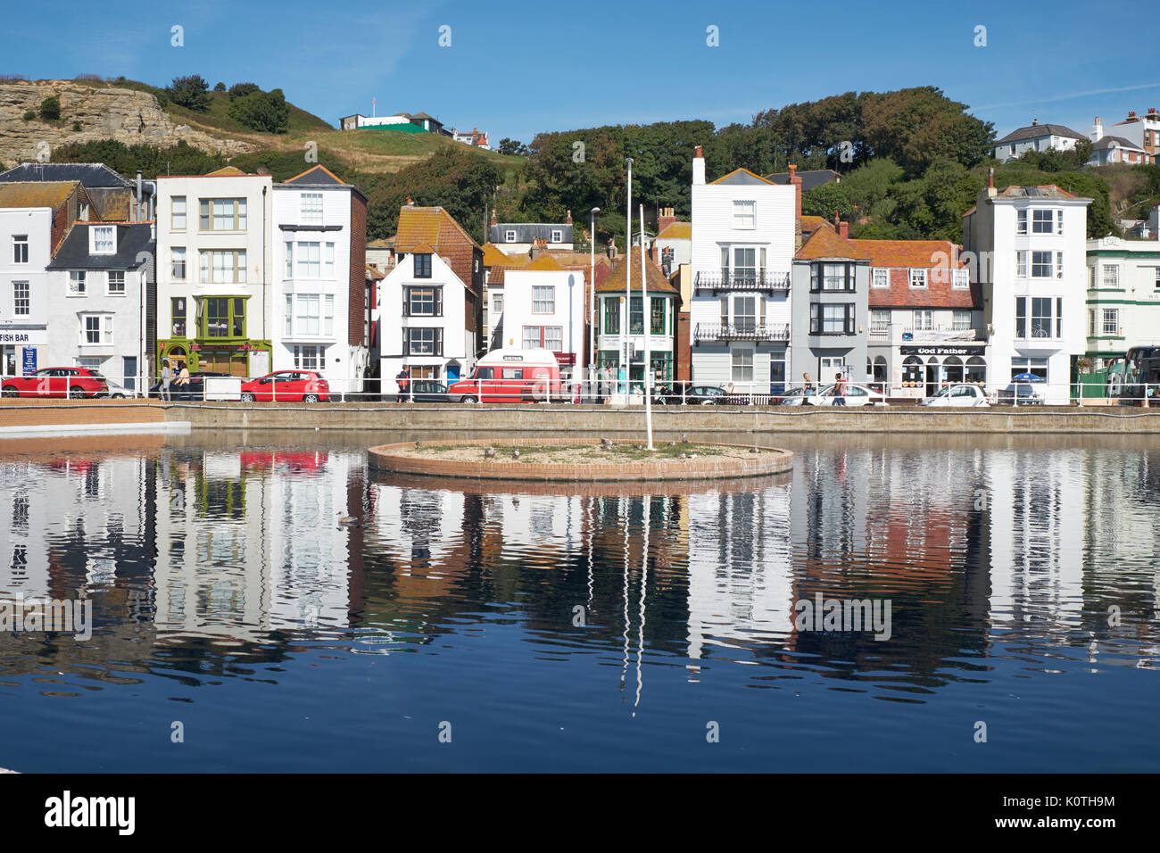 Hastings Strandpromenade und Häuser im See spiegelt, East Sussex, UK, GB Stockfoto