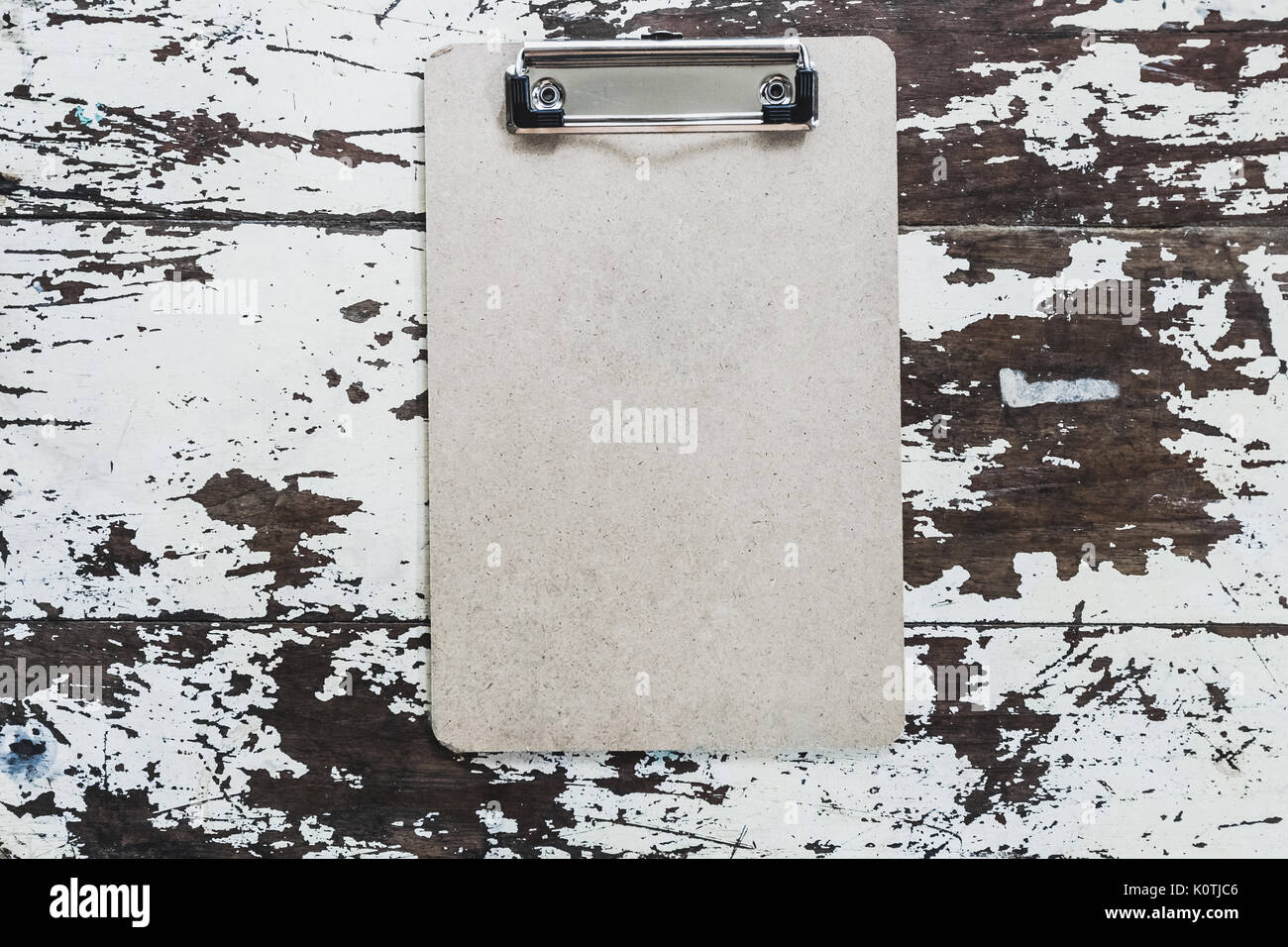 Zwischenablage auf Vintage White Tisch mit Grunge gemalten Hintergrund. Der leere Raum für Text, Zeichen oder Logos Stockfoto