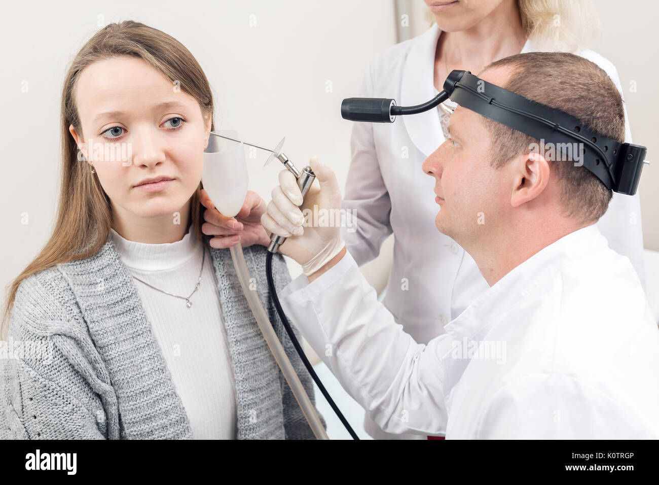 Guter Hno Arzt In Der Nähe Hno-Arzt suchen in das Ohr des Patienten mit einem Instrument. private