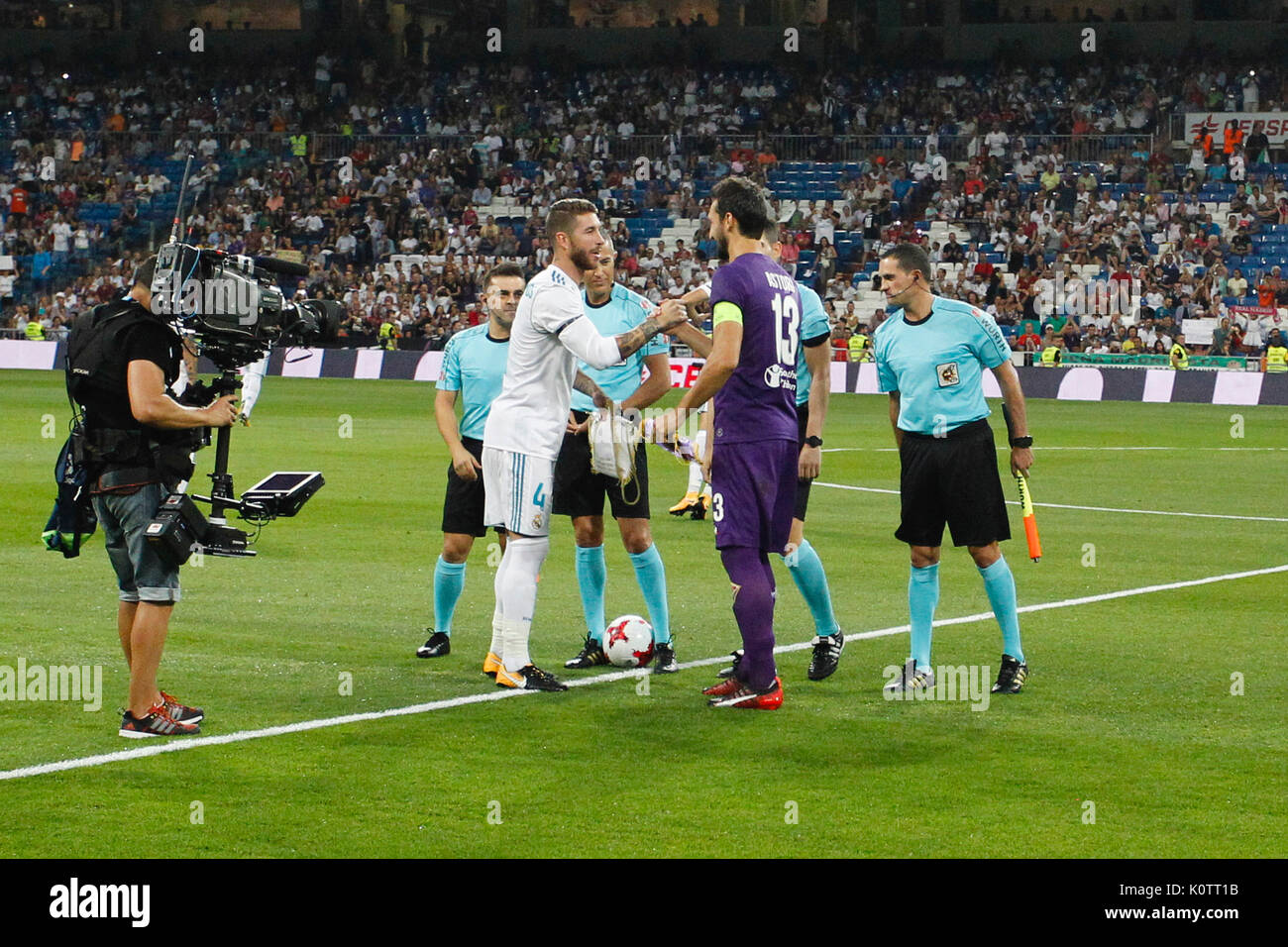 Begrüßung der Kapitäne vor dem Start des Spiels. 37Th SANTIAGO BERNABEU TROPHÄE, zwischen Real Madrid vs Fiorentina match Im Santiago Bernabeu, Madrid, Spanien, 23. August 2017. Stockfoto