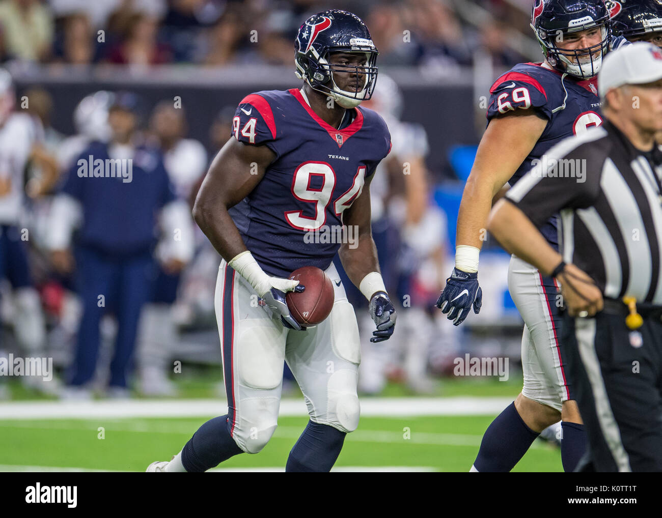 August 19, 2017: Houston Texans defensive Ende Ufomba Kamalu (94) Steht nach der Wiederherstellung einen ungeschickten Versuch während des 3. Quartals ein NFL Fußball-Spiel zwischen den Houston Texans und die New England Patriots auf NRG Stadion in Houston, TX. Die Texaner gewannen das Spiel 27-23... Trask Smith/CSM Stockfoto