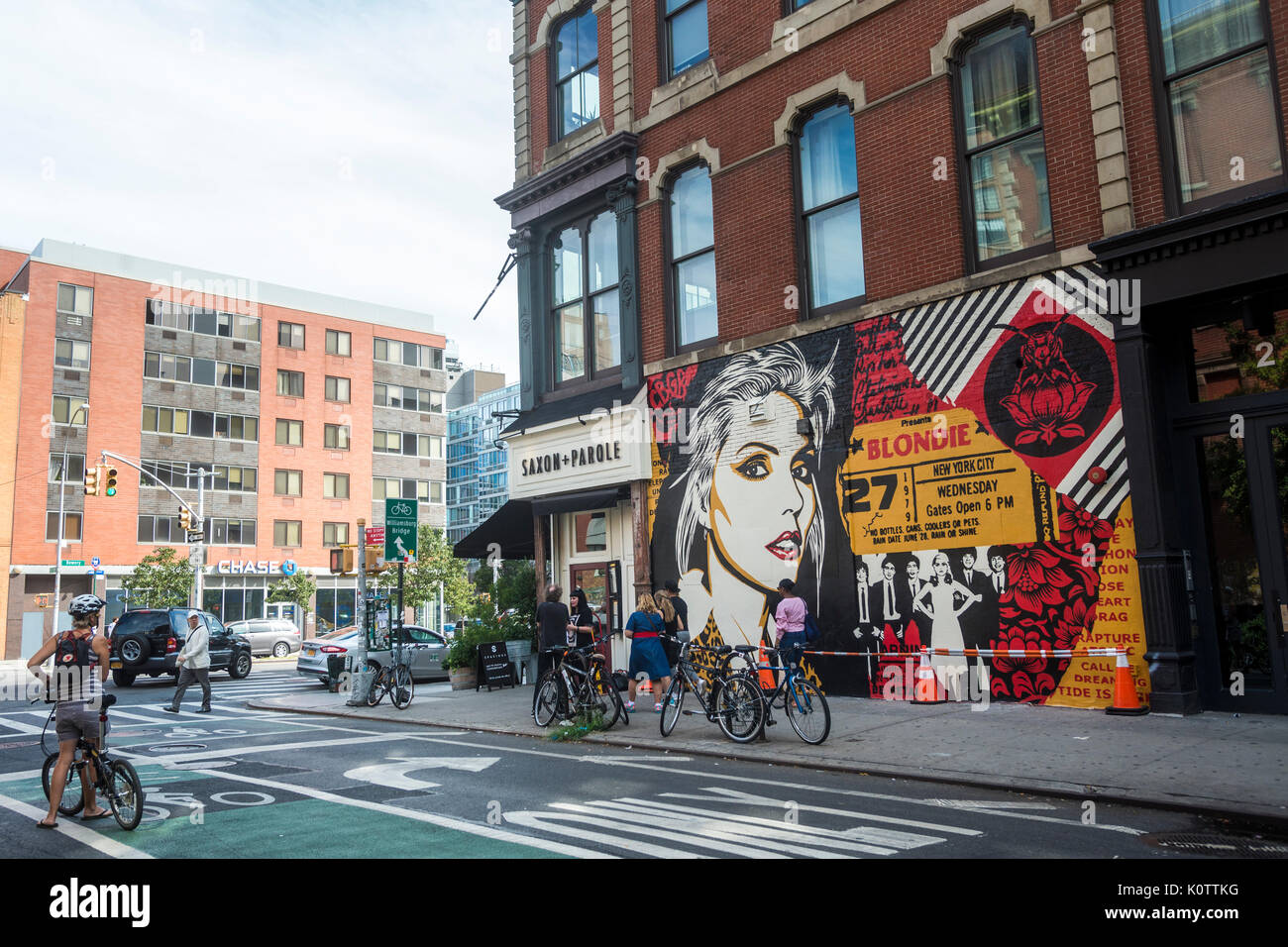 New York, USA. 23 Aug, 2017. Passanten stoppen eine neu abgeschlossene Wandbild zu bewundern, von Shepard Fairey, im Osten Villagehe Wandbild mit Debbie Harry, Sänger für die Gruppe Blondie, die ihren Start in 1979 erhielt im CBGB, auf der anderen Straßenseite war. Fairy Arbeiten ist auch in Blondie's neuestes Album "Polinator", welches im Mai 2017 veröffentlicht wurde. Credit: Stacy Walsh Rosenstock/Alamy leben Nachrichten Stockfoto