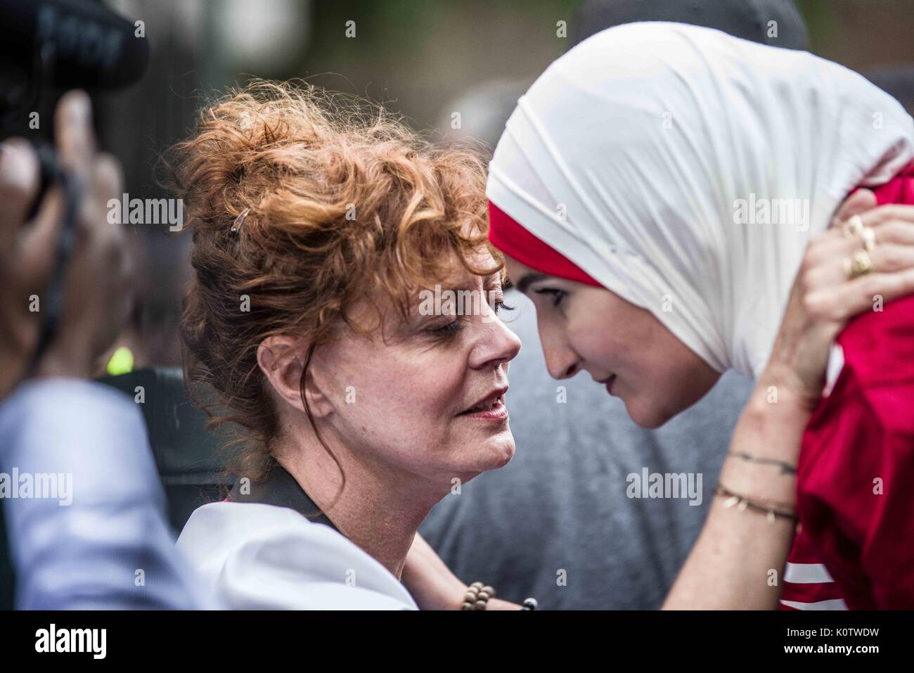 New York City, New York, USA. 23 Aug, 2017. Schauspielerin Susan Sarandon kam mit Linda Sarsour zu erfüllen. New Yorker sammelten sich hinter Jetzt - unsigned NFL Spieler Colin Kaepernick, die während des Singens der US-Nation. al Hymne seit 2016 sitzen geblieben ist. Kaepernick hat erklärt "Ich stelle mich doch nicht zu stehen, stolz auf eine Flagge für ein Land, das unterdrückt, schwarze Menschen und Menschen von Farbe zu zeigen. Credit: ZUMA Press, Inc./Alamy leben Nachrichten Stockfoto