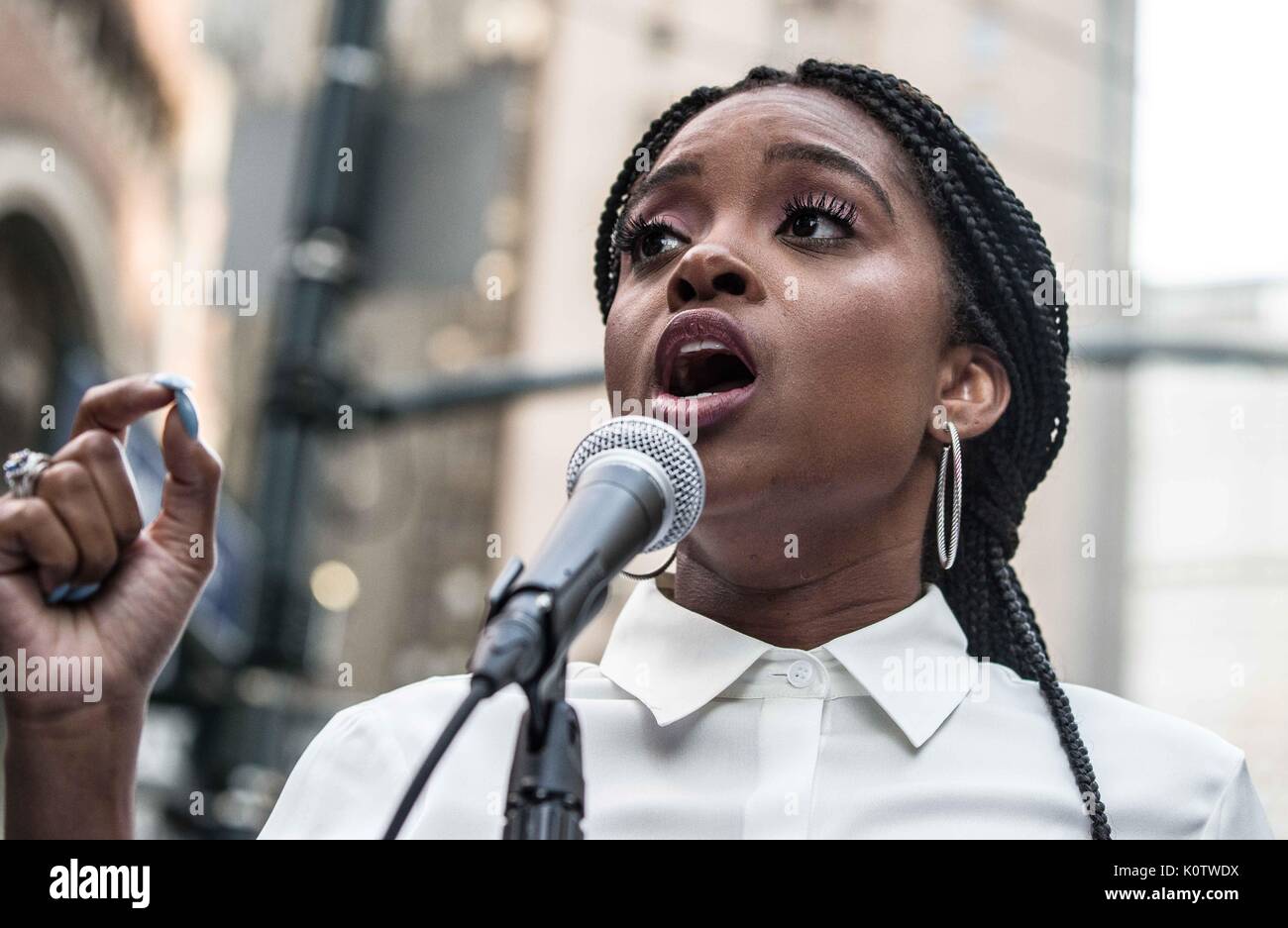 New York City, New York, USA. 23 Aug, 2017. New Yorker sammelten sich hinter Jetzt - unsigned NFL Spieler Colin Kaepernick, die während des Singens der US-Nation. al Hymne seit 2016 sitzen geblieben ist. Kaepernick hat erklärt "Ich stelle mich doch nicht zu stehen, stolz auf eine Flagge für ein Land, das unterdrückt, Schwarze und farbige Menschen zu zeigen." Quelle: ZUMA Press, Inc./Alamy leben Nachrichten Stockfoto