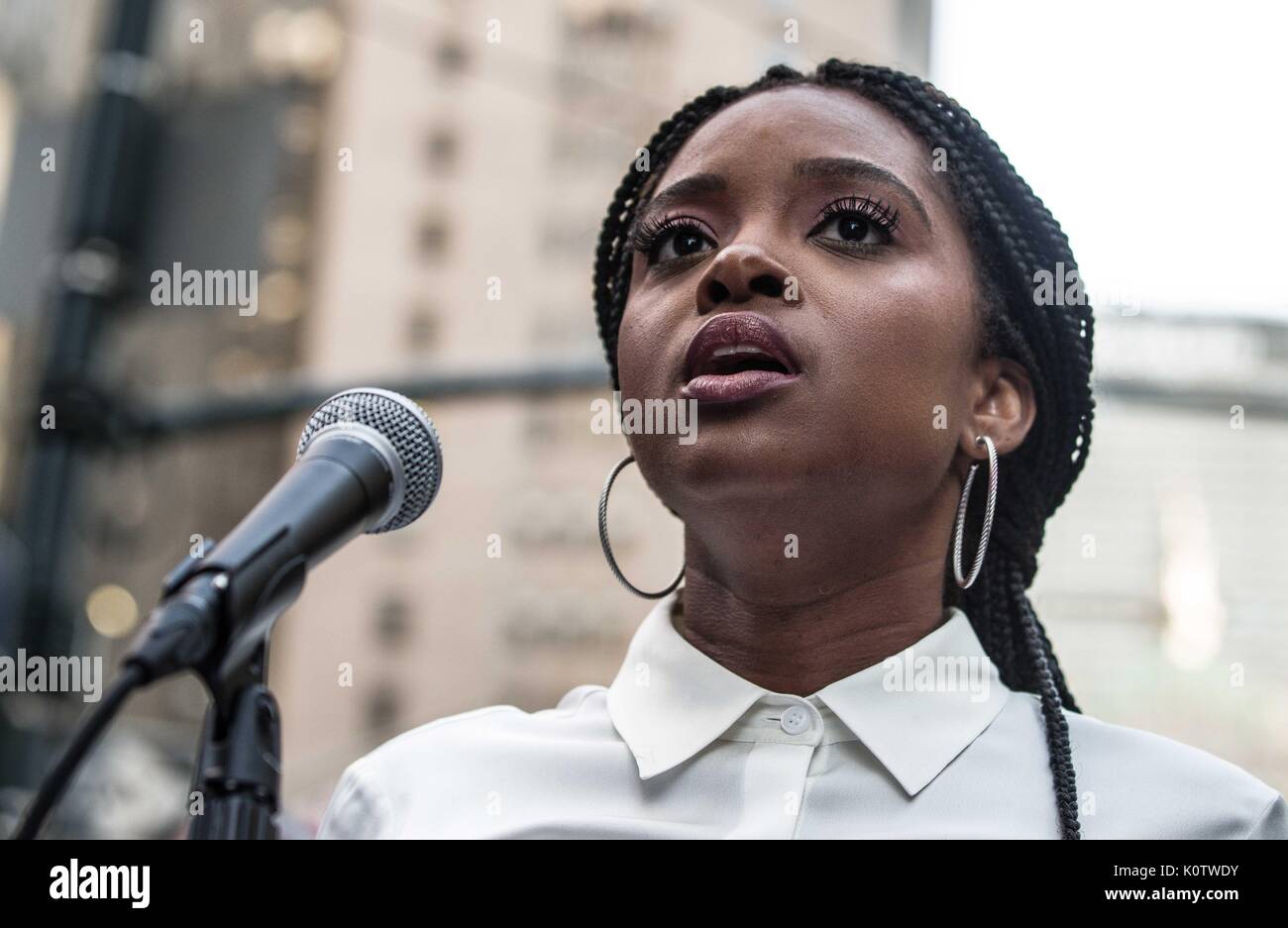 New York City, New York, USA. 23 Aug, 2017. New Yorker sammelten sich hinter Jetzt - unsigned NFL Spieler Colin Kaepernick, die während des Singens der US-Nation. al Hymne seit 2016 sitzen geblieben ist. Kaepernick hat erklärt "Ich stelle mich doch nicht zu stehen, stolz auf eine Flagge für ein Land, das unterdrückt, Schwarze und farbige Menschen zu zeigen." Quelle: ZUMA Press, Inc./Alamy leben Nachrichten Stockfoto