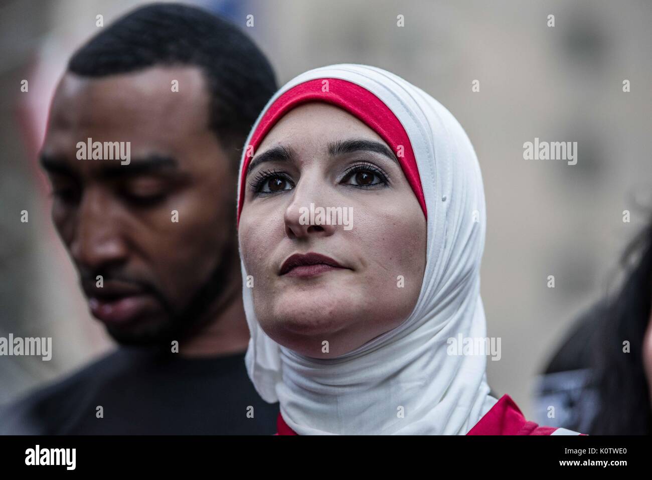 New York City, New York, USA. 23 Aug, 2017. Linda Sarsour März der Frauen wurde ein Lautsprecher. New Yorker sammelten sich hinter Jetzt - unsigned NFL Spieler Colin Kaepernick, die während des Singens der US-Nation. al Hymne seit 2016 sitzen geblieben ist. Kaepernick hat erklärt "Ich stelle mich doch nicht zu stehen, stolz auf eine Flagge für ein Land, das unterdrückt, Schwarze und farbige Menschen zu zeigen." Quelle: ZUMA Press, Inc./Alamy leben Nachrichten Stockfoto