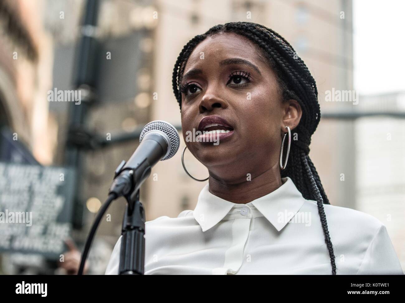 New York City, New York, USA. 23 Aug, 2017. New Yorker sammelten sich hinter Jetzt - unsigned NFL Spieler Colin Kaepernick, die während des Singens der US-Nation. al Hymne seit 2016 sitzen geblieben ist. Kaepernick hat erklärt "Ich stelle mich doch nicht zu stehen, stolz auf eine Flagge für ein Land, das unterdrückt, Schwarze und farbige Menschen zu zeigen." Quelle: ZUMA Press, Inc./Alamy leben Nachrichten Stockfoto