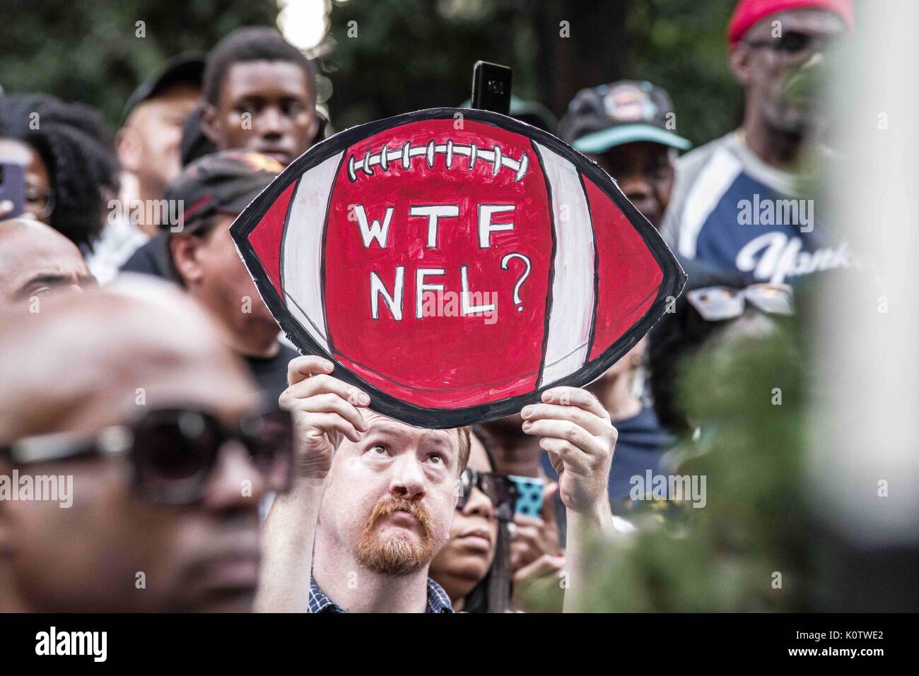 New York City, New York, USA. 23 Aug, 2017. New Yorker sammelten sich hinter Jetzt - unsigned NFL Spieler Colin Kaepernick, die während des Singens der US-Nation. al Hymne seit 2016 sitzen geblieben ist. Kaepernick hat gesagt "ich bin nicht zu stolz auf eine Flagge für ein Land, das unterdrückt, Schwarze und Farbige. Ã¢â'¬Â Credit: ZUMA Press, Inc./Alamy Live News anzeigen Stockfoto