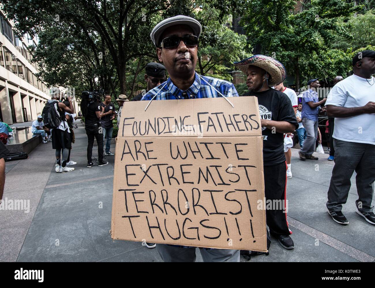 New York City, New York, USA. 23 Aug, 2017. New Yorker sammelten sich hinter Jetzt - unsigned NFL Spieler Colin Kaepernick, die während des Singens der US-Nation. al Hymne seit 2016 sitzen geblieben ist. Kaepernick hat erklärt "Ich stelle mich doch nicht zu stehen, stolz auf eine Flagge für ein Land, das unterdrückt, Schwarze und farbige Menschen zu zeigen." Quelle: ZUMA Press, Inc./Alamy leben Nachrichten Stockfoto