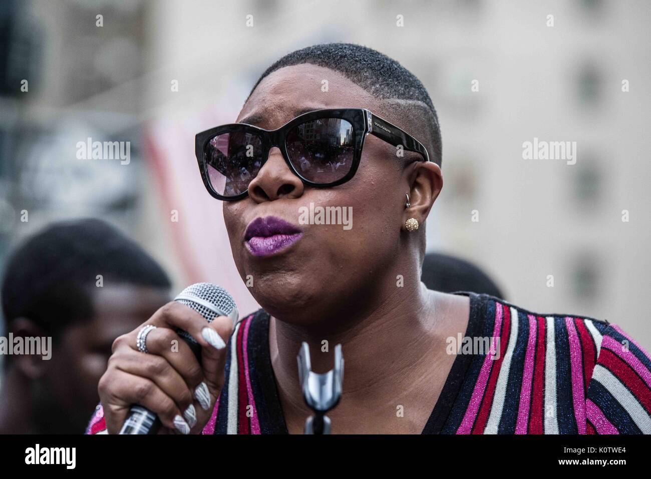 New York City, New York, USA. 23 Aug, 2017. Simone Sanders. New Yorker sammelten sich hinter Jetzt - unsigned NFL Spieler Colin Kaepernick, die während des Singens der US-Nation. al Hymne seit 2016 sitzen geblieben ist. Kaepernick hat erklärt "Ich stelle mich doch nicht zu stehen, stolz auf eine Flagge für ein Land, das unterdrückt, Schwarze und farbige Menschen zu zeigen." Quelle: ZUMA Press, Inc./Alamy leben Nachrichten Stockfoto