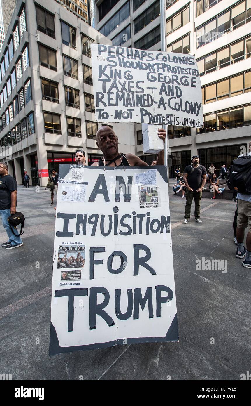 New York City, New York, USA. 23 Aug, 2017. New Yorker sammelten sich hinter Jetzt - unsigned NFL Spieler Colin Kaepernick, die während des Singens der US-Nation. al Hymne seit 2016 sitzen geblieben ist. Kaepernick hat erklärt "Ich stelle mich doch nicht zu stehen, stolz auf eine Flagge für ein Land, das unterdrückt, Schwarze und farbige Menschen zu zeigen." Quelle: ZUMA Press, Inc./Alamy leben Nachrichten Stockfoto