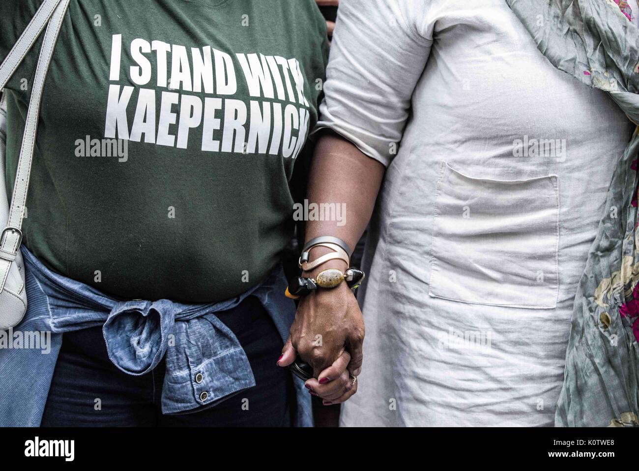 New York City, New York, USA. 23 Aug, 2017. Hand-Holding während der schweigeminute für Kaepernick und gegen Rassismus. die New Yorker sammelten sich hinter Jetzt - unsigned NFL Spieler Colin Kaepernick, die während des Singens der US-Nation. al Hymne seit 2016 sitzen geblieben ist. Kaepernick hat gesagt "ich bin nicht zu stolz auf eine Flagge für ein Land, das unterdrückt, Schwarze und Farbige. Ã¢â'¬Â Credit: ZUMA Press, Inc./Alamy Live News anzeigen Stockfoto