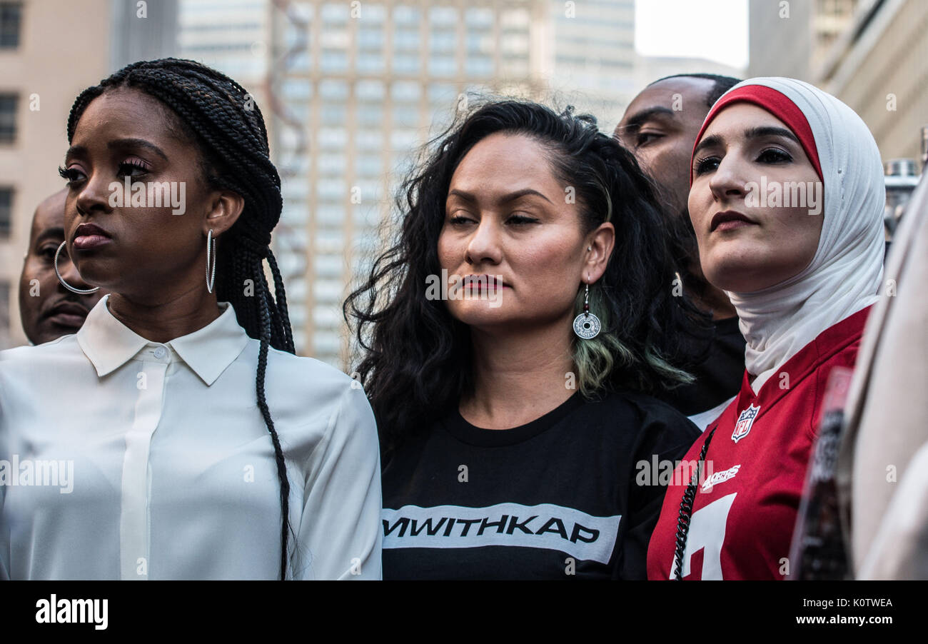 New York City, New York, USA. 23 Aug, 2017. Die Organisatoren der März der Frauen Tamika Mallory, Carmen Perez, und Linda Sarsour. New Yorker sammelten sich hinter Jetzt - unsigned NFL Spieler Colin Kaepernick, die während des Singens der US-Nation. al Hymne seit 2016 sitzen geblieben ist. Kaepernick hat erklärt "Ich stelle mich doch nicht zu stehen, stolz auf eine Flagge für ein Land, das unterdrückt, Schwarze und farbige Menschen zu zeigen." Quelle: ZUMA Press, Inc./Alamy leben Nachrichten Stockfoto