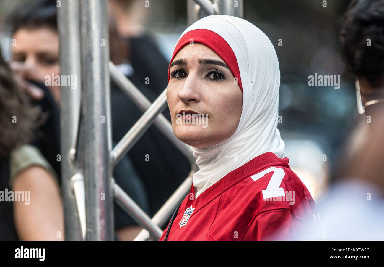 New York City, New York, USA. 23 Aug, 2017. Linda Sarsour März der Frauen wurde ein Lautsprecher. New Yorker sammelten sich hinter Jetzt - unsigned NFL Spieler Colin Kaepernick, die während des Singens der US-Nation. al Hymne seit 2016 sitzen geblieben ist. Kaepernick hat erklärt "Ich stelle mich doch nicht zu stehen, stolz auf eine Flagge für ein Land, das unterdrückt, Schwarze und farbige Menschen zu zeigen." Quelle: ZUMA Press, Inc./Alamy leben Nachrichten Stockfoto