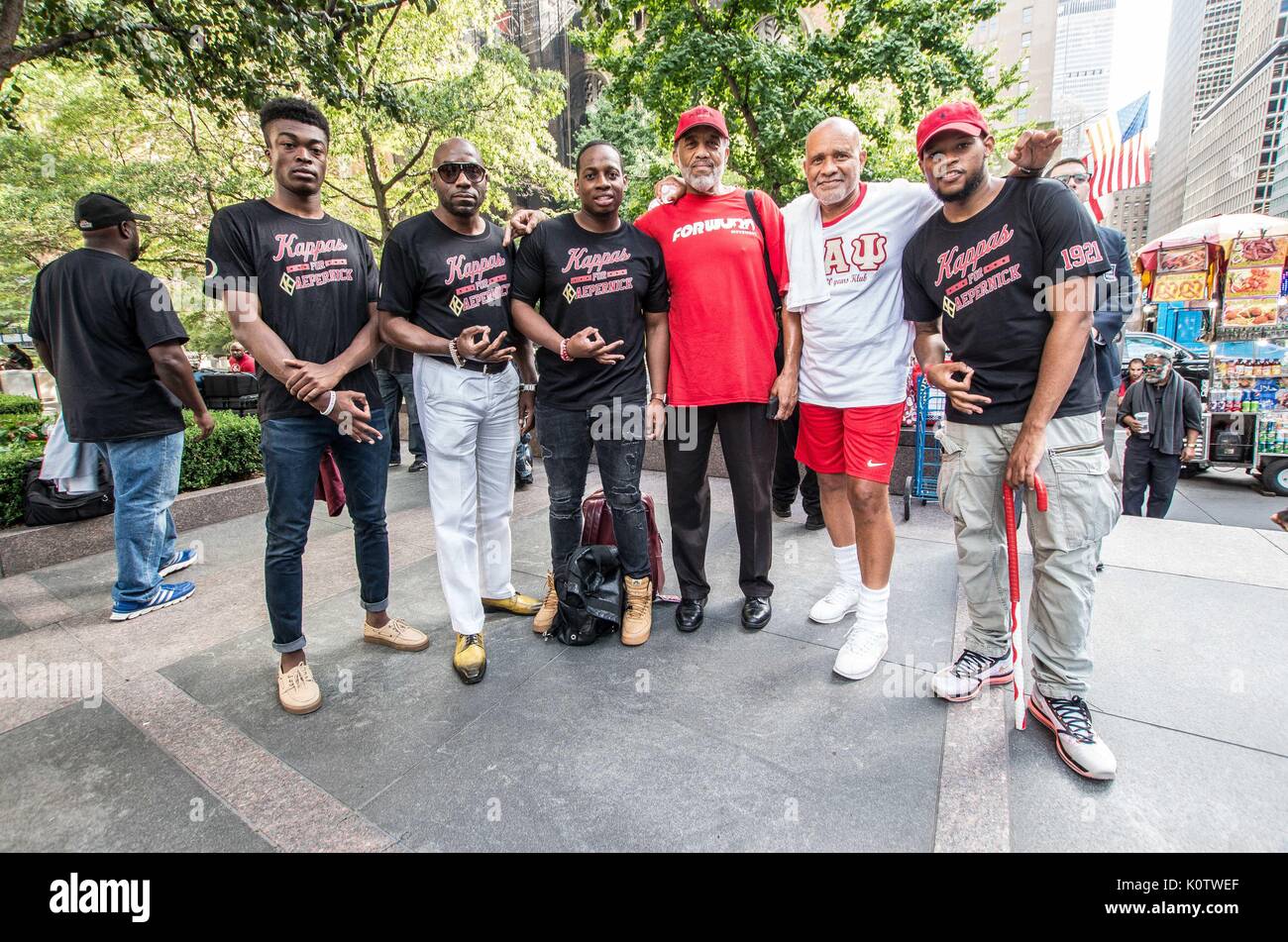 New York City, New York, USA. 23 Aug, 2017. Kappas für Kaepernick angekommen zu unterstützen. New Yorker sammelten sich hinter Jetzt - unsigned NFL Spieler Colin Kaepernick, die während des Singens der US-Nation. al Hymne seit 2016 sitzen geblieben ist. Kaepernick hat erklärt "Ich stelle mich doch nicht zu stehen, stolz auf eine Flagge für ein Land, das unterdrückt, Schwarze und farbige Menschen zu zeigen." Quelle: ZUMA Press, Inc./Alamy leben Nachrichten Stockfoto