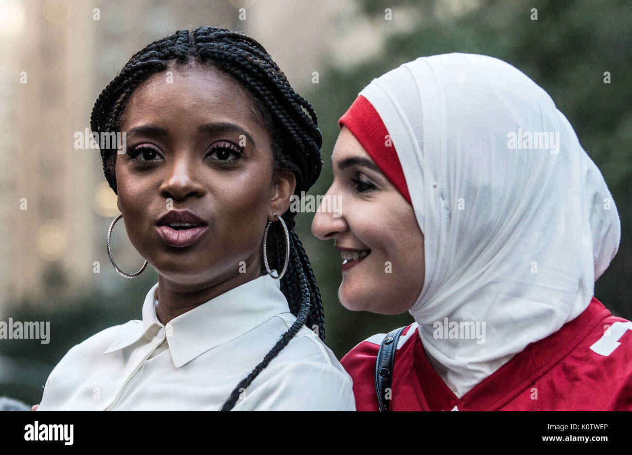 New York City, New York, USA. 23 Aug, 2017. New Yorker sammelten sich hinter Jetzt - unsigned NFL Spieler Colin Kaepernick, die während des Singens der US-Nation. al Hymne seit 2016 sitzen geblieben ist. Kaepernick hat erklärt "Ich stelle mich doch nicht zu stehen, stolz auf eine Flagge für ein Land, das unterdrückt, Schwarze und farbige Menschen zu zeigen." Quelle: ZUMA Press, Inc./Alamy leben Nachrichten Stockfoto