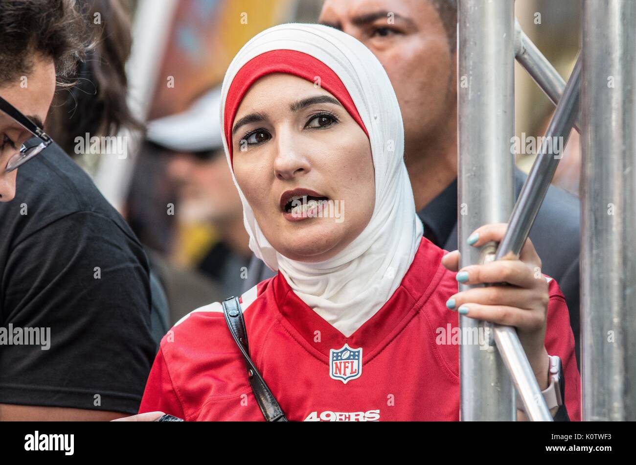 New York City, New York, USA. 23 Aug, 2017. Linda Sarsour März der Frauen wurde ein Lautsprecher. New Yorker sammelten sich hinter Jetzt - unsigned NFL Spieler Colin Kaepernick, die während des Singens der US-Nation. al Hymne seit 2016 sitzen geblieben ist. Kaepernick hat erklärt "Ich stelle mich doch nicht zu stehen, stolz auf eine Flagge für ein Land, das unterdrückt, Schwarze und farbige Menschen zu zeigen." Quelle: ZUMA Press, Inc./Alamy leben Nachrichten Stockfoto