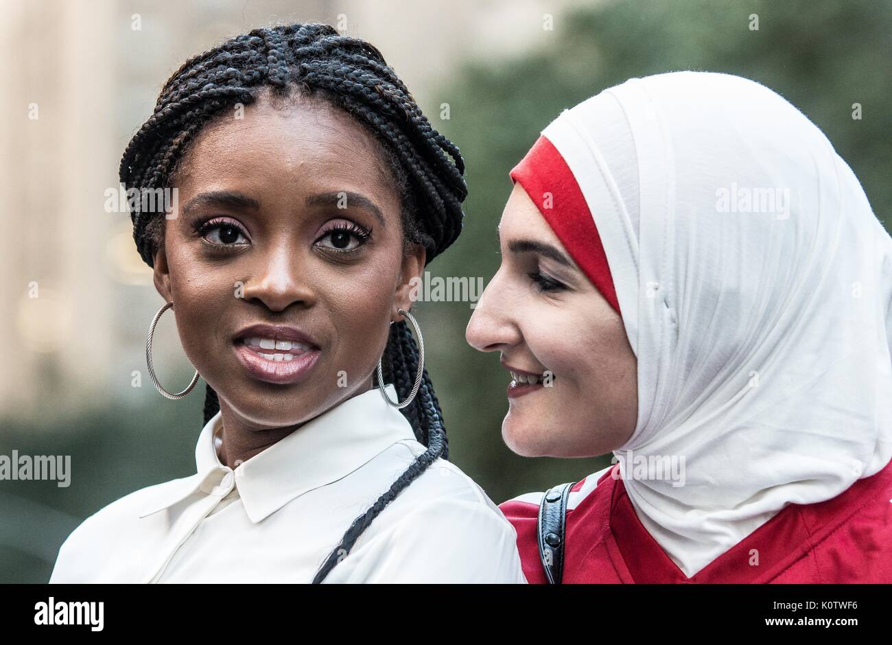 New York City, New York, USA. 23 Aug, 2017. New Yorker sammelten sich hinter Jetzt - unsigned NFL Spieler Colin Kaepernick, die während des Singens der US-Nation. al Hymne seit 2016 sitzen geblieben ist. Kaepernick hat erklärt "Ich stelle mich doch nicht zu stehen, stolz auf eine Flagge für ein Land, das unterdrückt, Schwarze und farbige Menschen zu zeigen." Quelle: ZUMA Press, Inc./Alamy leben Nachrichten Stockfoto