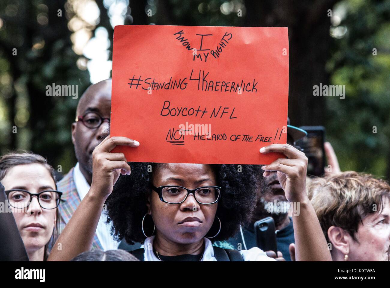 New York City, New York, USA. 23 Aug, 2017. New Yorker sammelten sich hinter Jetzt - unsigned NFL Spieler Colin Kaepernick, die während des Singens der US-Nation. al Hymne seit 2016 sitzen geblieben ist. Kaepernick hat erklärt "Ich stelle mich doch nicht zu stehen, stolz auf eine Flagge für ein Land, das unterdrückt, Schwarze und farbige Menschen zu zeigen." Quelle: ZUMA Press, Inc./Alamy leben Nachrichten Stockfoto
