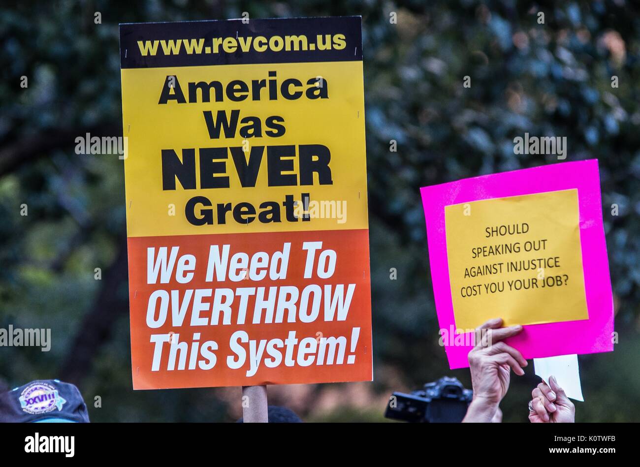 New York City, New York, USA. 23 Aug, 2017. Linda Sarsour März der Frauen wurde ein Lautsprecher. New Yorker sammelten sich hinter Jetzt - unsigned NFL Spieler Colin Kaepernick, die während des Singens der US-Nation. al Hymne seit 2016 sitzen geblieben ist. Kaepernick hat erklärt "Ich stelle mich doch nicht zu stehen, stolz auf eine Flagge für ein Land, das unterdrückt, Schwarze und farbige Menschen zu zeigen." Quelle: ZUMA Press, Inc./Alamy leben Nachrichten Stockfoto