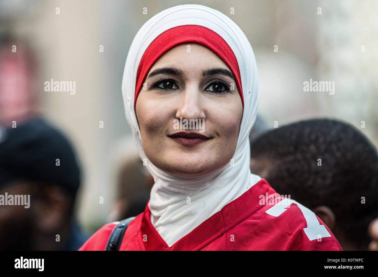 New York City, New York, USA. 23 Aug, 2017. Linda Sarsour März der Frauen wurde ein Lautsprecher. New Yorker sammelten sich hinter Jetzt - unsigned NFL Spieler Colin Kaepernick, die während des Singens der US-Nation. al Hymne seit 2016 sitzen geblieben ist. Kaepernick hat erklärt "Ich stelle mich doch nicht zu stehen, stolz auf eine Flagge für ein Land, das unterdrückt, Schwarze und farbige Menschen zu zeigen." Quelle: ZUMA Press, Inc./Alamy leben Nachrichten Stockfoto