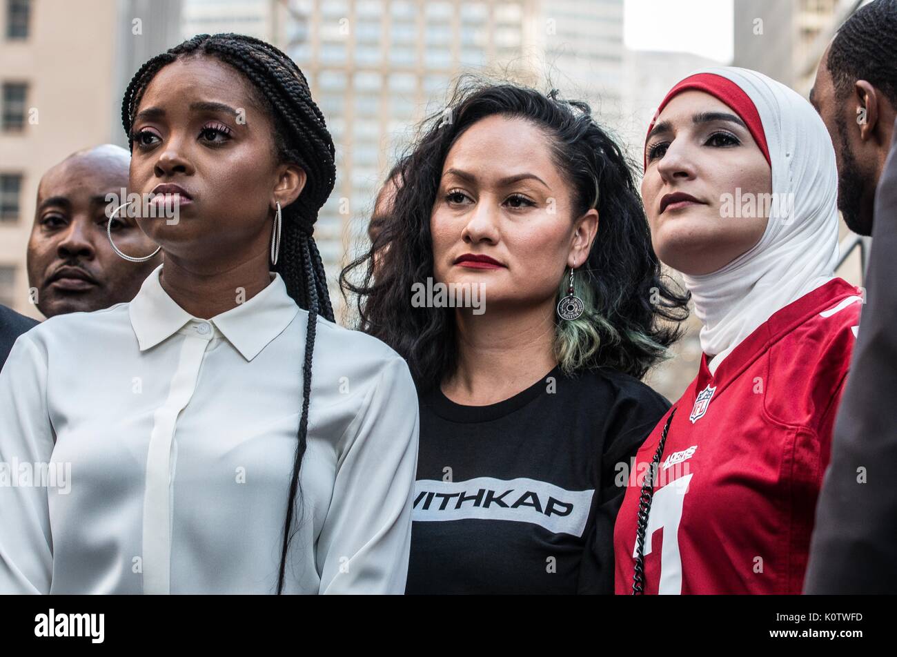 New York City, New York, USA. 23 Aug, 2017. Die Organisatoren der März der Frauen Tamika Mallory, Carmen Perez, und Linda Sarsour. New Yorker sammelten sich hinter Jetzt - unsigned NFL Spieler Colin Kaepernick, die während des Singens der US-Nation. al Hymne seit 2016 sitzen geblieben ist. Kaepernick hat erklärt "Ich stelle mich doch nicht zu stehen, stolz auf eine Flagge für ein Land, das unterdrückt, Schwarze und farbige Menschen zu zeigen." Quelle: ZUMA Press, Inc./Alamy leben Nachrichten Stockfoto