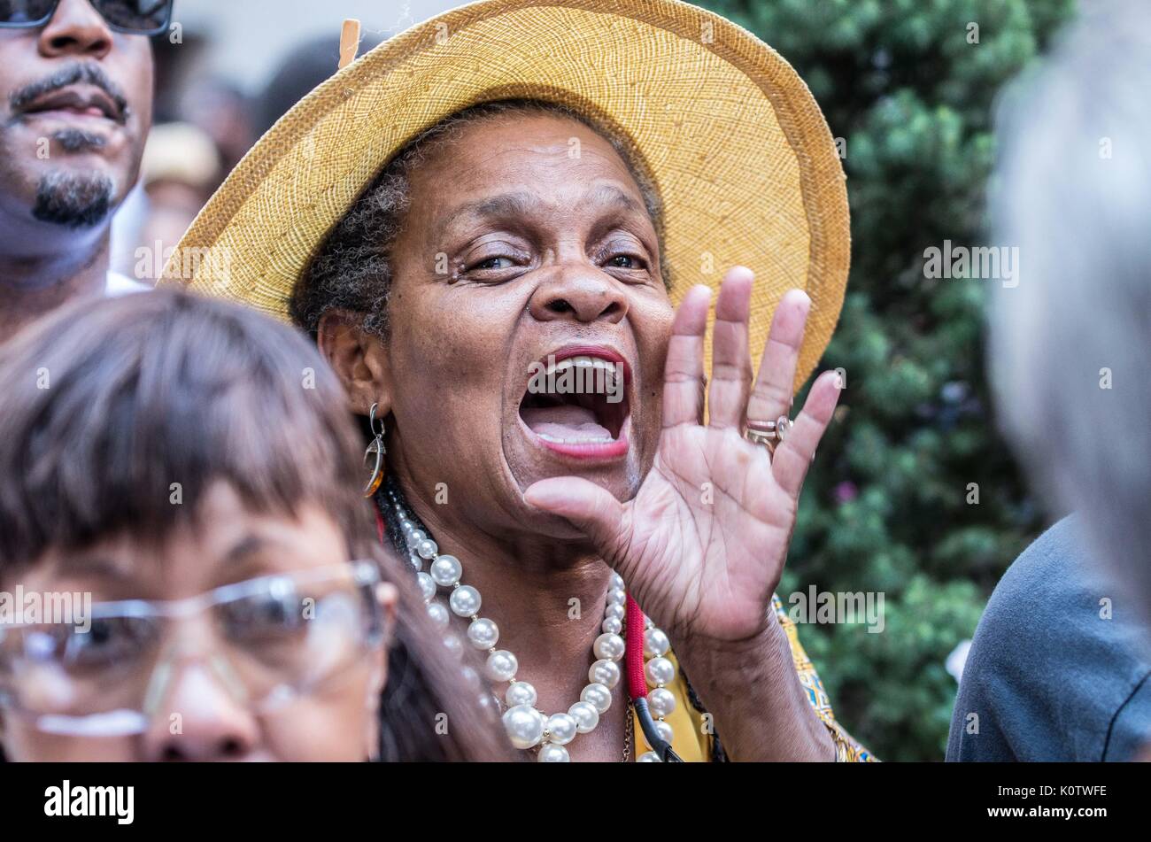 New York City, New York, USA. 23 Aug, 2017. New Yorker sammelten sich hinter Jetzt - unsigned NFL Spieler Colin Kaepernick, die während des Singens der US-Nation. al Hymne seit 2016 sitzen geblieben ist. Kaepernick hat erklärt "Ich stelle mich doch nicht zu stehen, stolz auf eine Flagge für ein Land, das unterdrückt, Schwarze und farbige Menschen zu zeigen." Quelle: ZUMA Press, Inc./Alamy leben Nachrichten Stockfoto