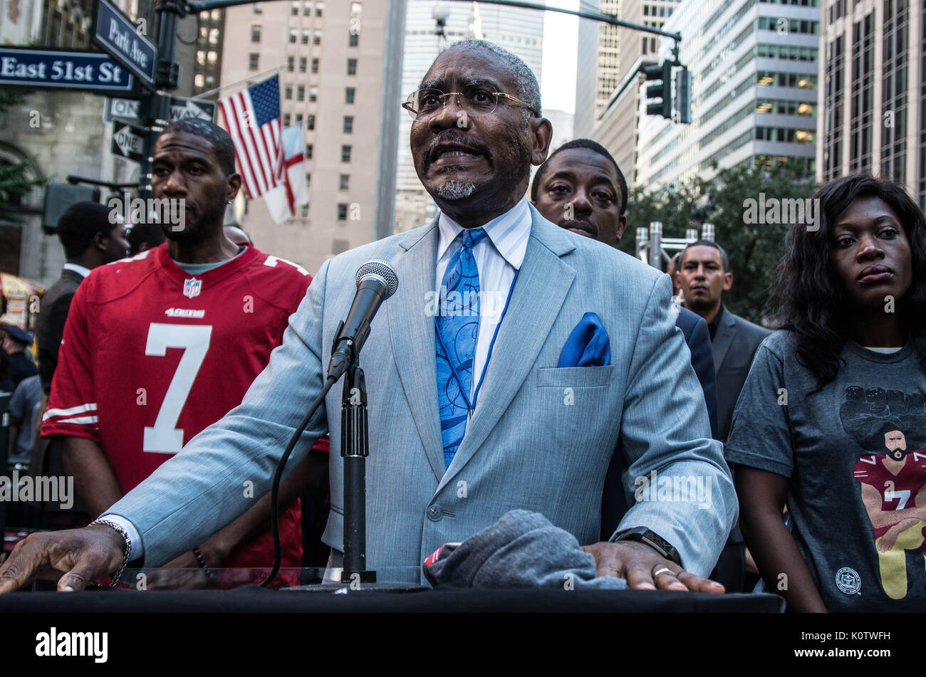 New York City, New York, USA. 23 Aug, 2017. Colin Meeks. New Yorker sammelten sich hinter Jetzt - unsigned NFL Spieler Colin Kaepernick, die während des Singens der US-Nation. al Hymne seit 2016 sitzen geblieben ist. Kaepernick hat erklärt "Ich stelle mich doch nicht zu stehen, stolz auf eine Flagge für ein Land, das unterdrückt, Schwarze und farbige Menschen zu zeigen." Quelle: ZUMA Press, Inc./Alamy leben Nachrichten Stockfoto