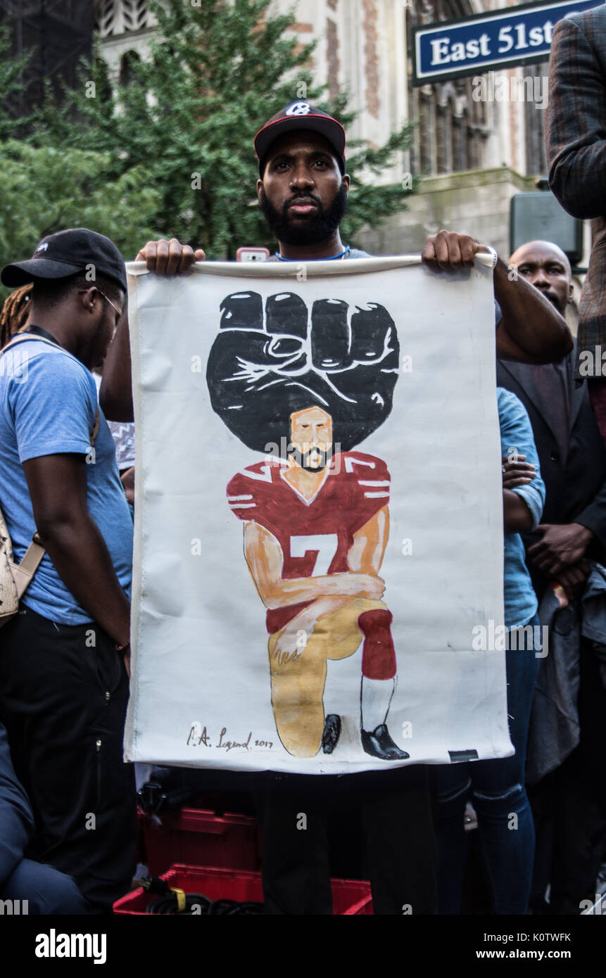 New York City, New York, USA. 23 Aug, 2017. New Yorker sammelten sich hinter Jetzt - unsigned NFL Spieler Colin Kaepernick, die während des Singens der US-Nation. al Hymne seit 2016 sitzen geblieben ist. Kaepernick hat erklärt "Ich stelle mich doch nicht zu stehen, stolz auf eine Flagge für ein Land, das unterdrückt, Schwarze und farbige Menschen zu zeigen." Quelle: ZUMA Press, Inc./Alamy leben Nachrichten Stockfoto