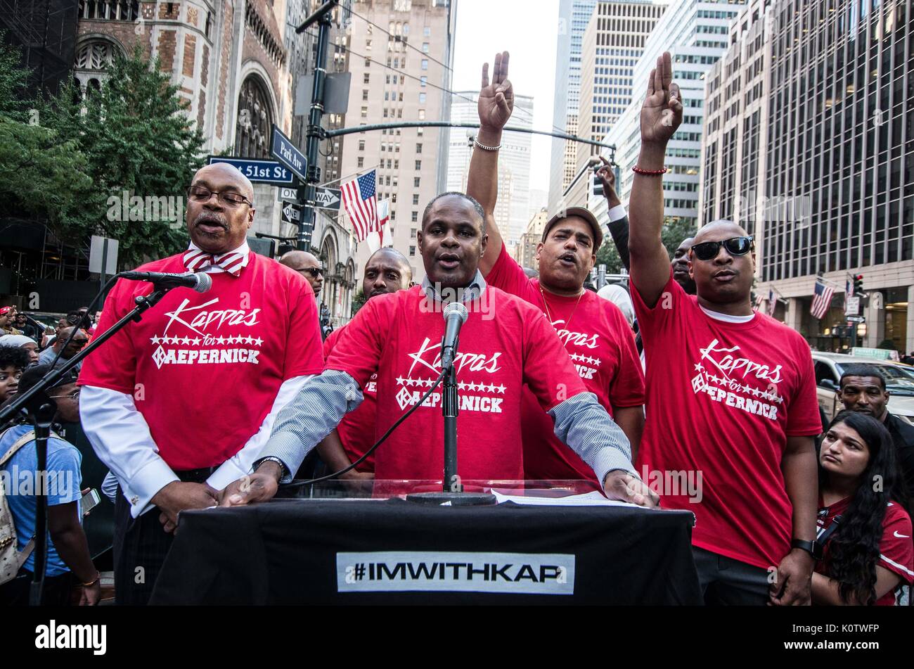 New York City, New York, USA. 23 Aug, 2017. Kappas für Kaepernick angekommen zu unterstützen. New Yorker sammelten sich hinter Jetzt - unsigned NFL Spieler Colin Kaepernick, die während des Singens der US-Nation. al Hymne seit 2016 sitzen geblieben ist. Kaepernick hat erklärt "Ich stelle mich doch nicht zu stehen, stolz auf eine Flagge für ein Land, das unterdrückt, Schwarze und farbige Menschen zu zeigen." Quelle: ZUMA Press, Inc./Alamy leben Nachrichten Stockfoto