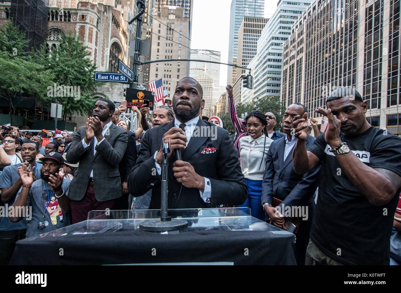 New York City, New York, USA. 23 Aug, 2017. Steven Greene. New Yorker sammelten sich hinter Jetzt - unsigned NFL Spieler Colin Kaepernick, die während des Singens der US-Nation. al Hymne seit 2016 sitzen geblieben ist. Kaepernick hat erklärt "Ich stelle mich doch nicht zu stehen, stolz auf eine Flagge für ein Land, das unterdrückt, Schwarze und farbige Menschen zu zeigen." Quelle: ZUMA Press, Inc./Alamy leben Nachrichten Stockfoto