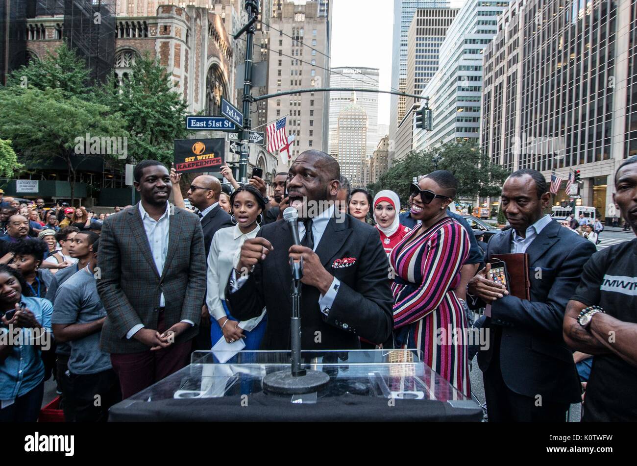 New York City, New York, USA. 23 Aug, 2017. Steven Greene. New Yorker sammelten sich hinter Jetzt - unsigned NFL Spieler Colin Kaepernick, die während des Singens der US-Nation. al Hymne seit 2016 sitzen geblieben ist. Kaepernick hat erklärt "Ich stelle mich doch nicht zu stehen, stolz auf eine Flagge für ein Land, das unterdrückt, Schwarze und farbige Menschen zu zeigen." Quelle: ZUMA Press, Inc./Alamy leben Nachrichten Stockfoto