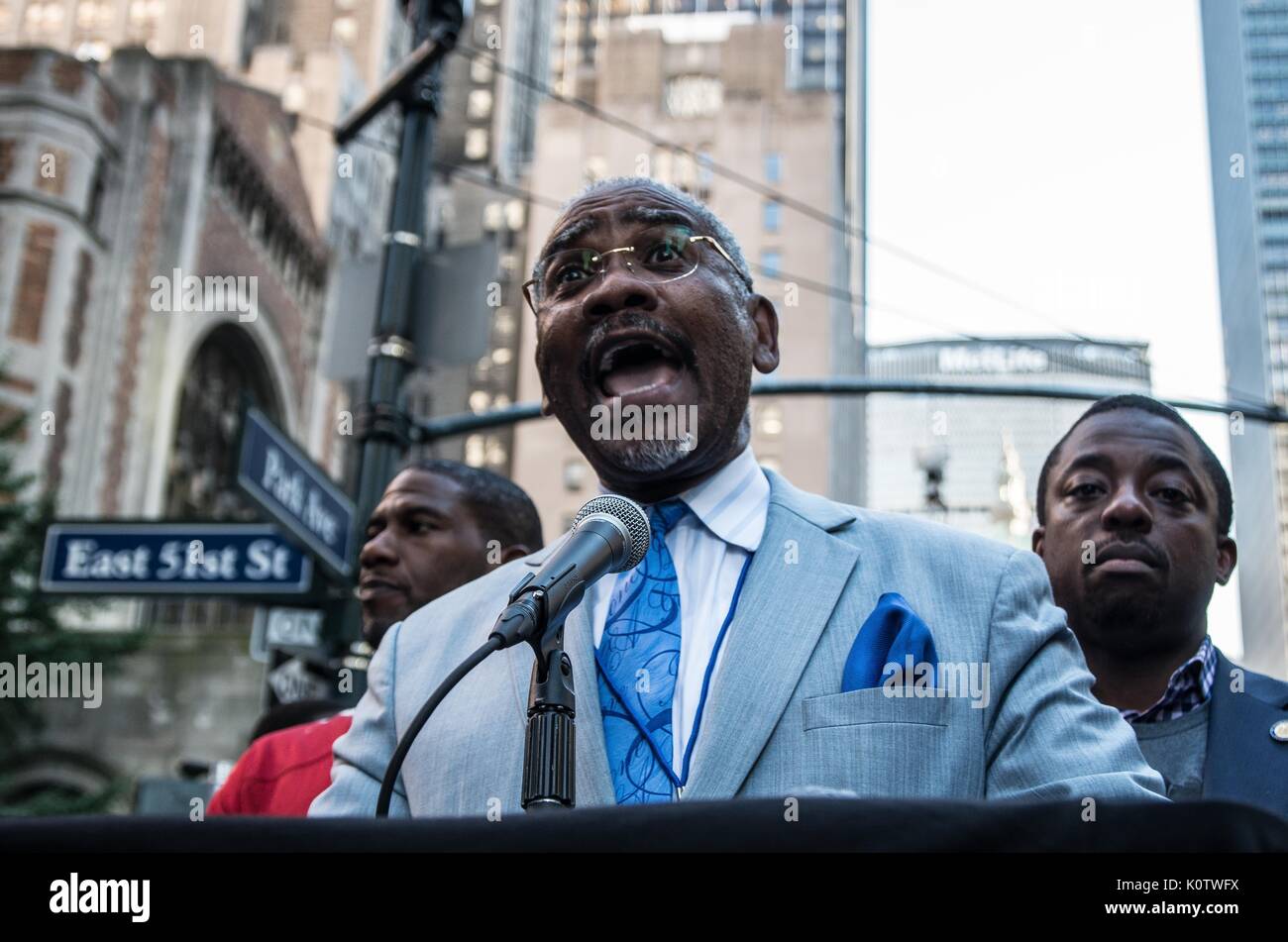 New York City, New York, USA. 23 Aug, 2017. Colin Meeks. New Yorker sammelten sich hinter Jetzt - unsigned NFL Spieler Colin Kaepernick, die während des Singens der US-Nation. al Hymne seit 2016 sitzen geblieben ist. Kaepernick hat erklärt "Ich stelle mich doch nicht zu stehen, stolz auf eine Flagge für ein Land, das unterdrückt, Schwarze und farbige Menschen zu zeigen." Quelle: ZUMA Press, Inc./Alamy leben Nachrichten Stockfoto