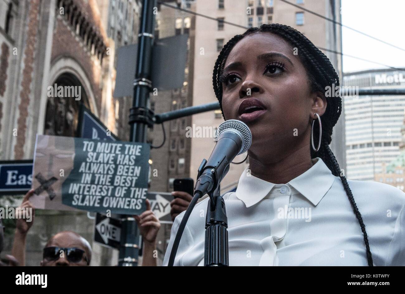 New York City, New York, USA. 23 Aug, 2017. New Yorker sammelten sich hinter Jetzt - unsigned NFL Spieler Colin Kaepernick, die während des Singens der US-Nation. al Hymne seit 2016 sitzen geblieben ist. Kaepernick hat erklärt "Ich stelle mich doch nicht zu stehen, stolz auf eine Flagge für ein Land, das unterdrückt, Schwarze und farbige Menschen zu zeigen." Quelle: ZUMA Press, Inc./Alamy leben Nachrichten Stockfoto