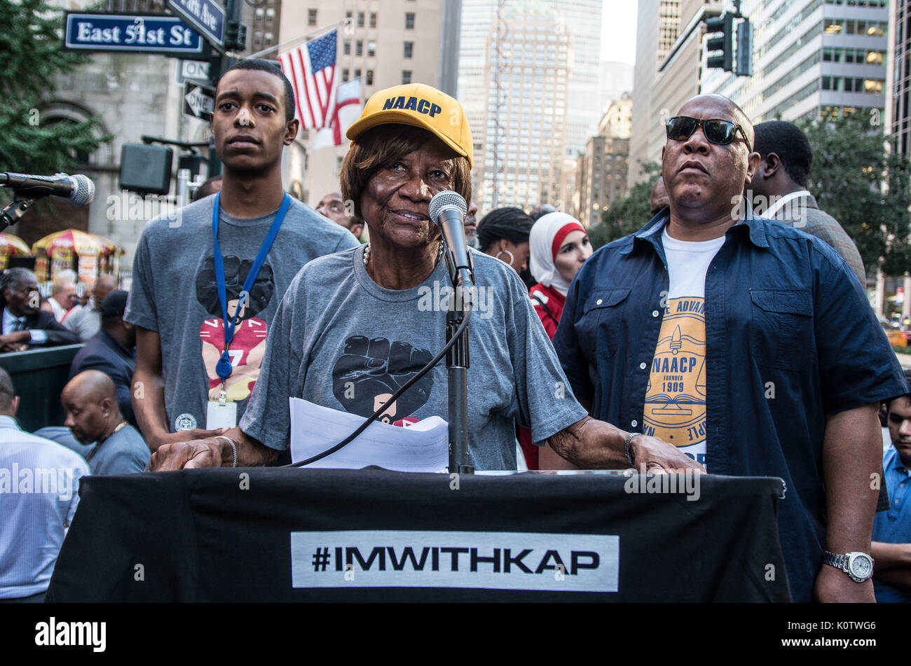 New York City, New York, USA. 23 Aug, 2017. Mama Hazel Herzog von der NAACP. New Yorker sammelten sich hinter Jetzt - unsigned NFL Spieler Colin Kaepernick, die während des Singens der US-Nation. al Hymne seit 2016 sitzen geblieben ist. Kaepernick hat erklärt "Ich stelle mich doch nicht zu stehen, stolz auf eine Flagge für ein Land, das unterdrückt, Schwarze und farbige Menschen zu zeigen." Quelle: ZUMA Press, Inc./Alamy leben Nachrichten Stockfoto