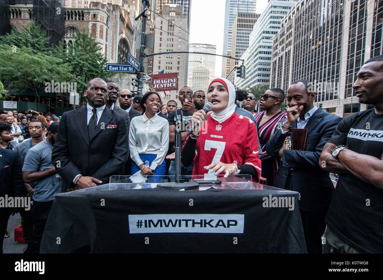 New York City, New York, USA. 23 Aug, 2017. Linda Sarsour auf der Bühne. New Yorker sammelten sich hinter Jetzt - unsigned NFL Spieler Colin Kaepernick, die während des Singens der US-Nation. al Hymne seit 2016 sitzen geblieben ist. Kaepernick hat erklärt "Ich stelle mich doch nicht zu stehen, stolz auf eine Flagge für ein Land, das unterdrückt, Schwarze und farbige Menschen zu zeigen." Quelle: ZUMA Press, Inc./Alamy leben Nachrichten Stockfoto