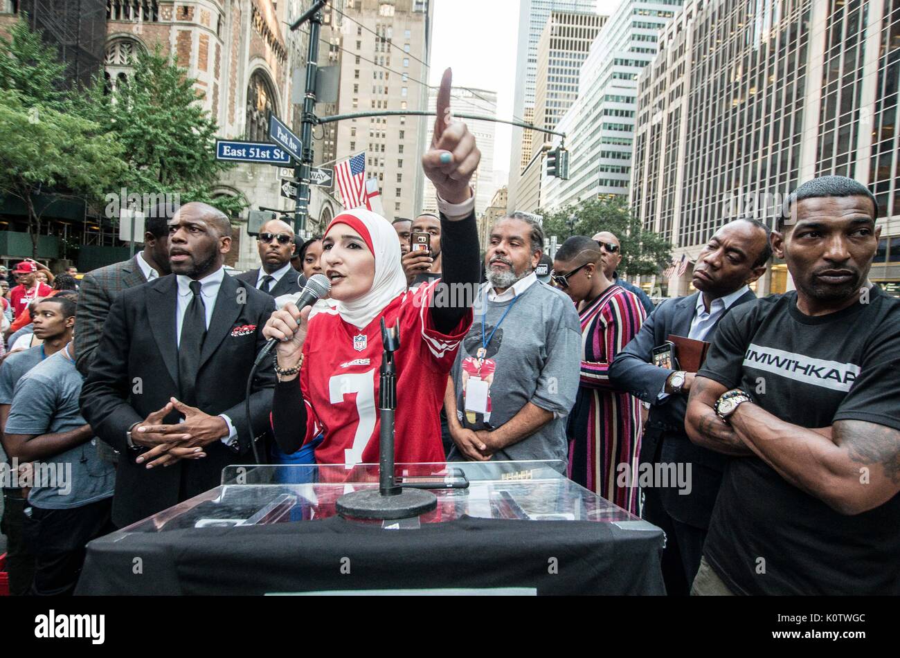New York City, New York, USA. 23 Aug, 2017. Linda Sarsour auf der Bühne. New Yorker sammelten sich hinter Jetzt - unsigned NFL Spieler Colin Kaepernick, die während des Singens der US-Nation. al Hymne seit 2016 sitzen geblieben ist. Kaepernick hat erklärt "Ich stelle mich doch nicht zu stehen, stolz auf eine Flagge für ein Land, das unterdrückt, Schwarze und farbige Menschen zu zeigen." Quelle: ZUMA Press, Inc./Alamy leben Nachrichten Stockfoto