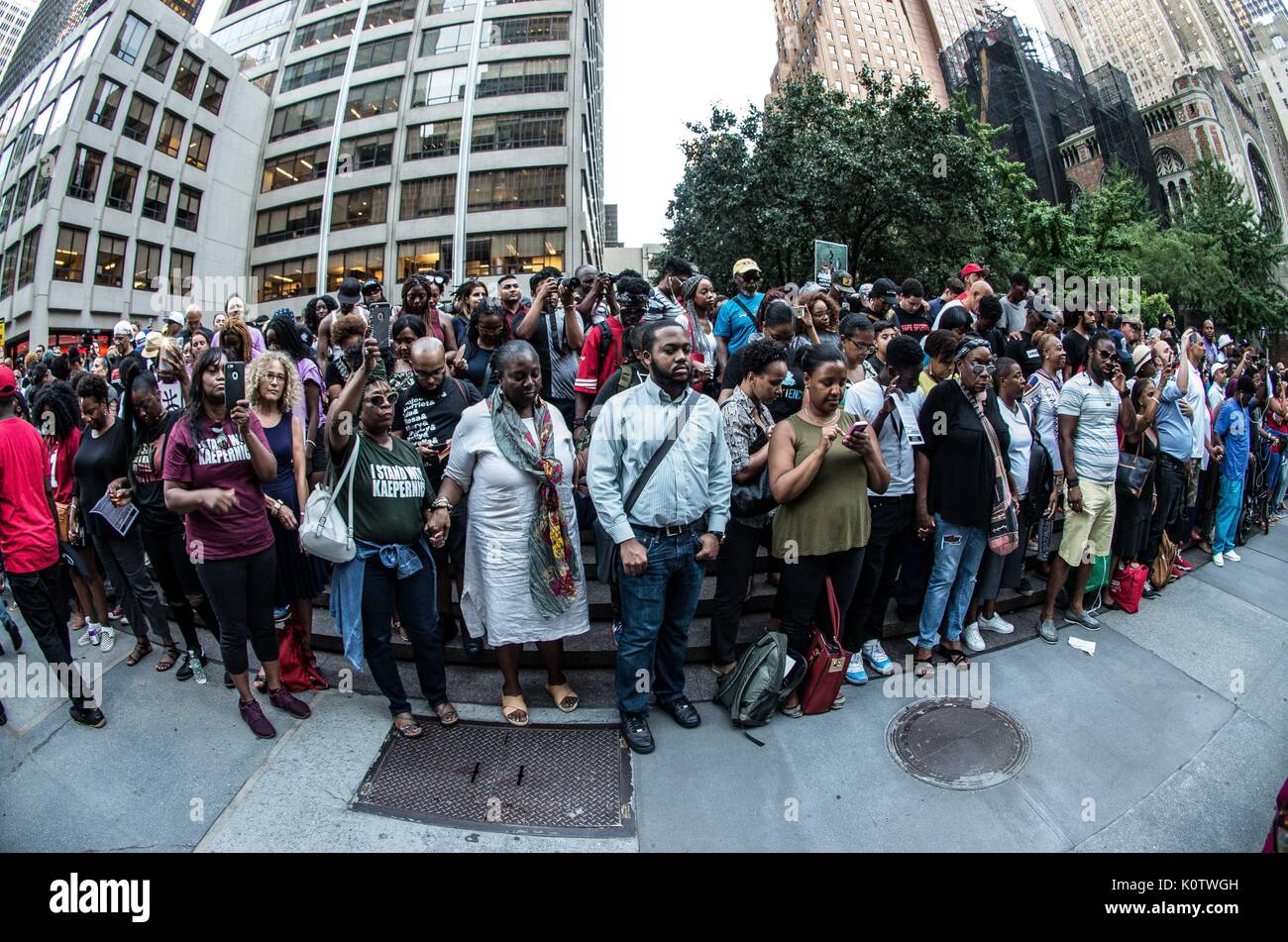 New York City, New York, USA. 23 Aug, 2017. New Yorker sammelten sich hinter Jetzt - unsigned NFL Spieler Colin Kaepernick, die während des Singens der US-Nation. al Hymne seit 2016 sitzen geblieben ist. Kaepernick hat erklärt "Ich stelle mich doch nicht zu stehen, stolz auf eine Flagge für ein Land, das unterdrückt, Schwarze und farbige Menschen zu zeigen." Quelle: ZUMA Press, Inc./Alamy leben Nachrichten Stockfoto