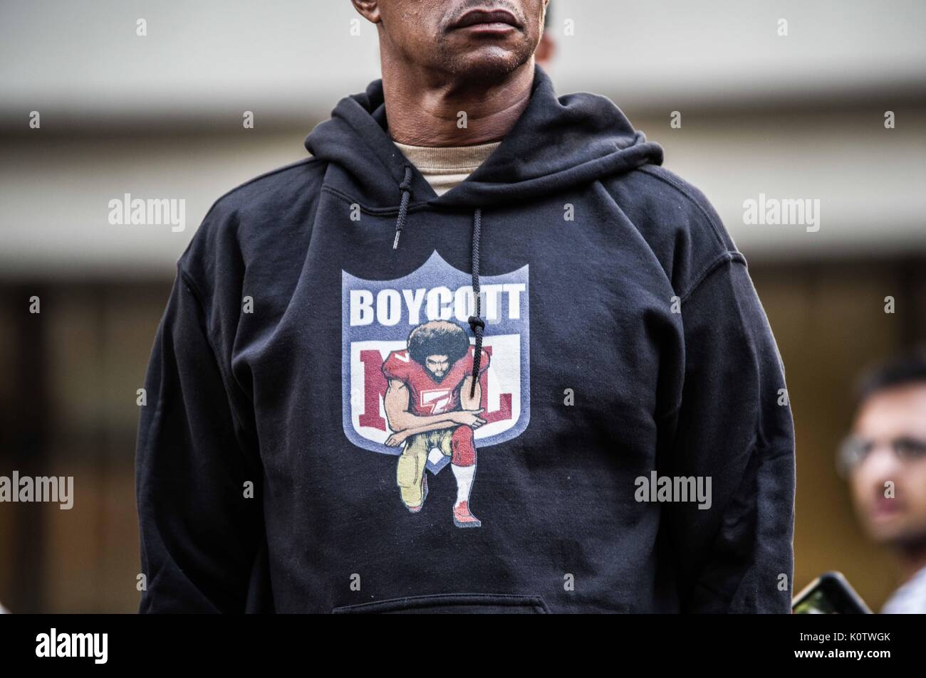 New York City, New York, USA. 23 Aug, 2017. Boykott NFL Jersey. New Yorker sammelten sich hinter Jetzt - unsigned NFL Spieler Colin Kaepernick, die während des Singens der US-Nation. al Hymne seit 2016 sitzen geblieben ist. Kaepernick hat erklärt "Ich stelle mich doch nicht zu stehen, stolz auf eine Flagge für ein Land, das unterdrückt, Schwarze und farbige Menschen zu zeigen." Quelle: ZUMA Press, Inc./Alamy leben Nachrichten Stockfoto