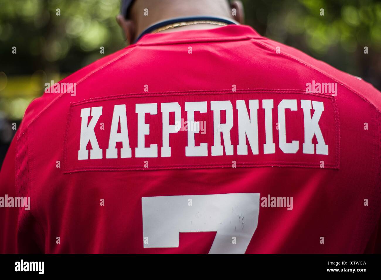 New York City, New York, USA. 23 Aug, 2017. New Yorker sammelten sich hinter Jetzt - unsigned NFL Spieler Colin Kaepernick, die während des Singens der US-Nation. al Hymne seit 2016 sitzen geblieben ist. Kaepernick hat erklärt "Ich stelle mich doch nicht zu stehen, stolz auf eine Flagge für ein Land, das unterdrückt, Schwarze und farbige Menschen zu zeigen." Quelle: ZUMA Press, Inc./Alamy leben Nachrichten Stockfoto