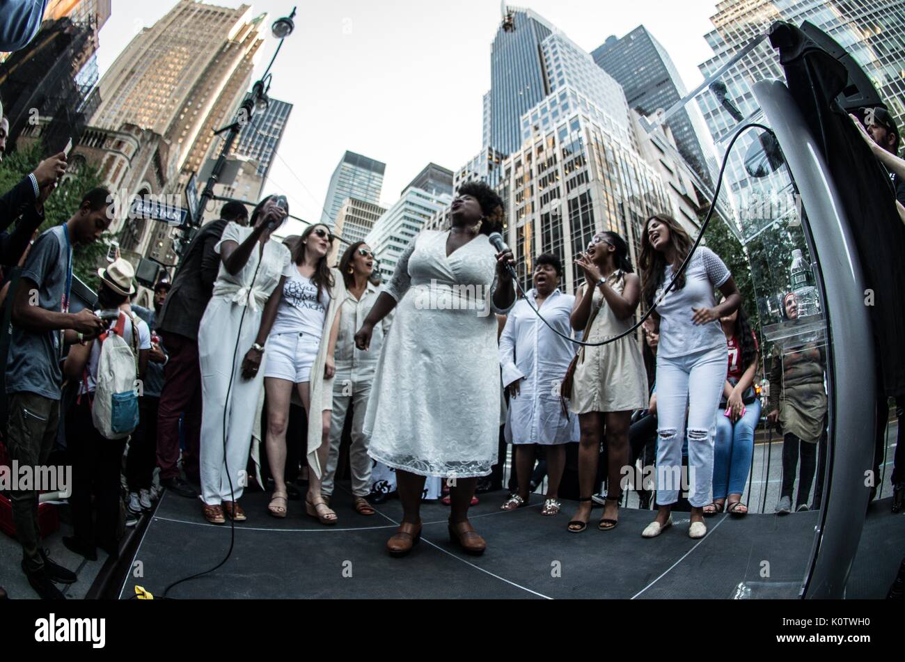 New York City, New York, USA. 23 Aug, 2017. März Chor der Frauen. New Yorker sammelten sich hinter Jetzt - unsigned NFL Spieler Colin Kaepernick, die während des Singens der US-Nation. al Hymne seit 2016 sitzen geblieben ist. Kaepernick hat erklärt "Ich stelle mich doch nicht zu stehen, stolz auf eine Flagge für ein Land, das unterdrückt, Schwarze und farbige Menschen zu zeigen." Quelle: ZUMA Press, Inc./Alamy leben Nachrichten Stockfoto