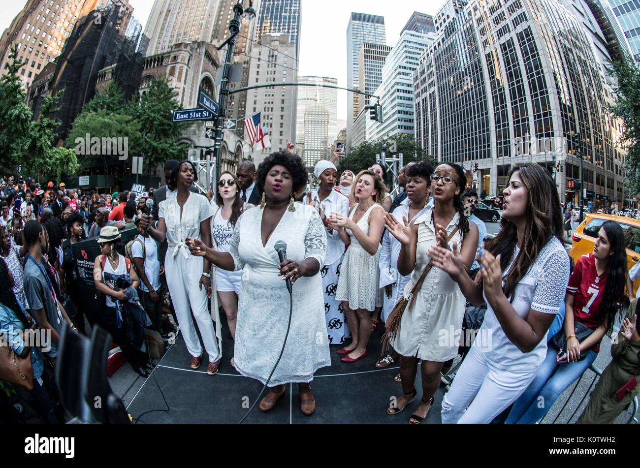 New York City, New York, USA. 23 Aug, 2017. März Chor der Frauen. New Yorker sammelten sich hinter Jetzt - unsigned NFL Spieler Colin Kaepernick, die während des Singens der US-Nation. al Hymne seit 2016 sitzen geblieben ist. Kaepernick hat erklärt "Ich stelle mich doch nicht zu stehen, stolz auf eine Flagge für ein Land, das unterdrückt, Schwarze und farbige Menschen zu zeigen." Quelle: ZUMA Press, Inc./Alamy leben Nachrichten Stockfoto