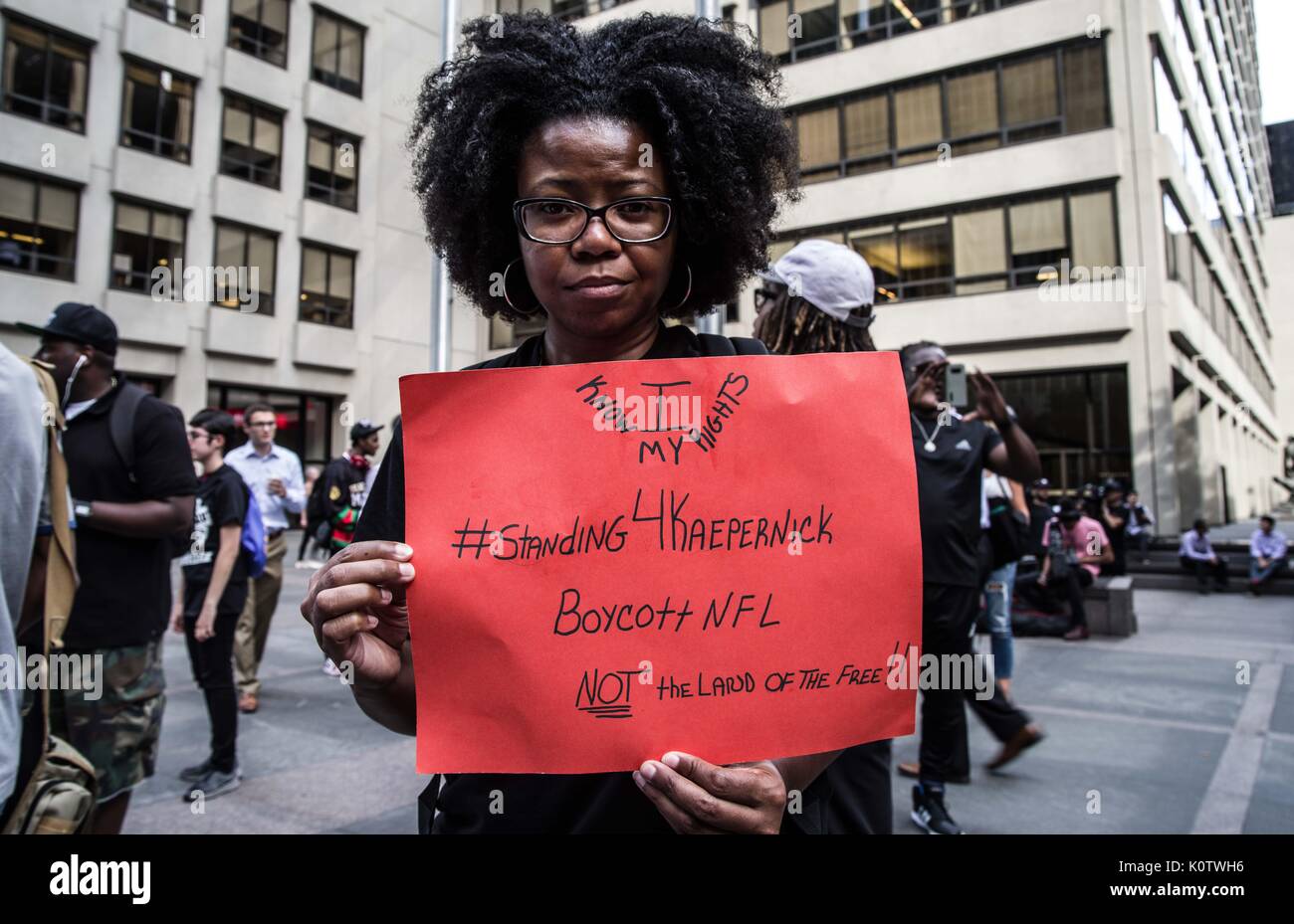 New York City, New York, USA. 23 Aug, 2017. New Yorker sammelten sich hinter Jetzt - unsigned NFL Spieler Colin Kaepernick, die während des Singens der US-Nation. al Hymne seit 2016 sitzen geblieben ist. Kaepernick hat erklärt "Ich stelle mich doch nicht zu stehen, stolz auf eine Flagge für ein Land, das unterdrückt, Schwarze und farbige Menschen zu zeigen." Quelle: ZUMA Press, Inc./Alamy leben Nachrichten Stockfoto